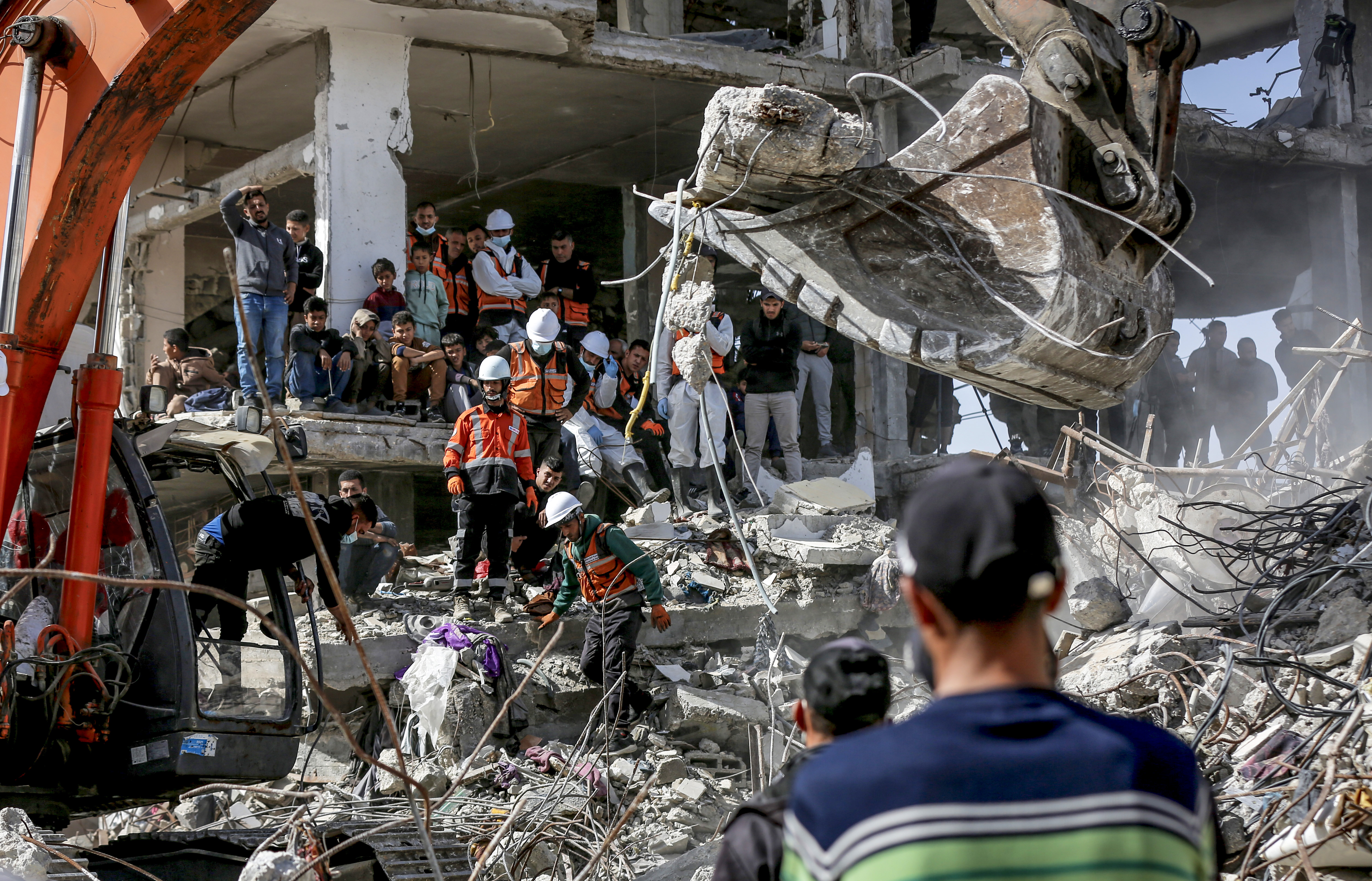 Civil defense teams recover bodies after Israeli attacks.