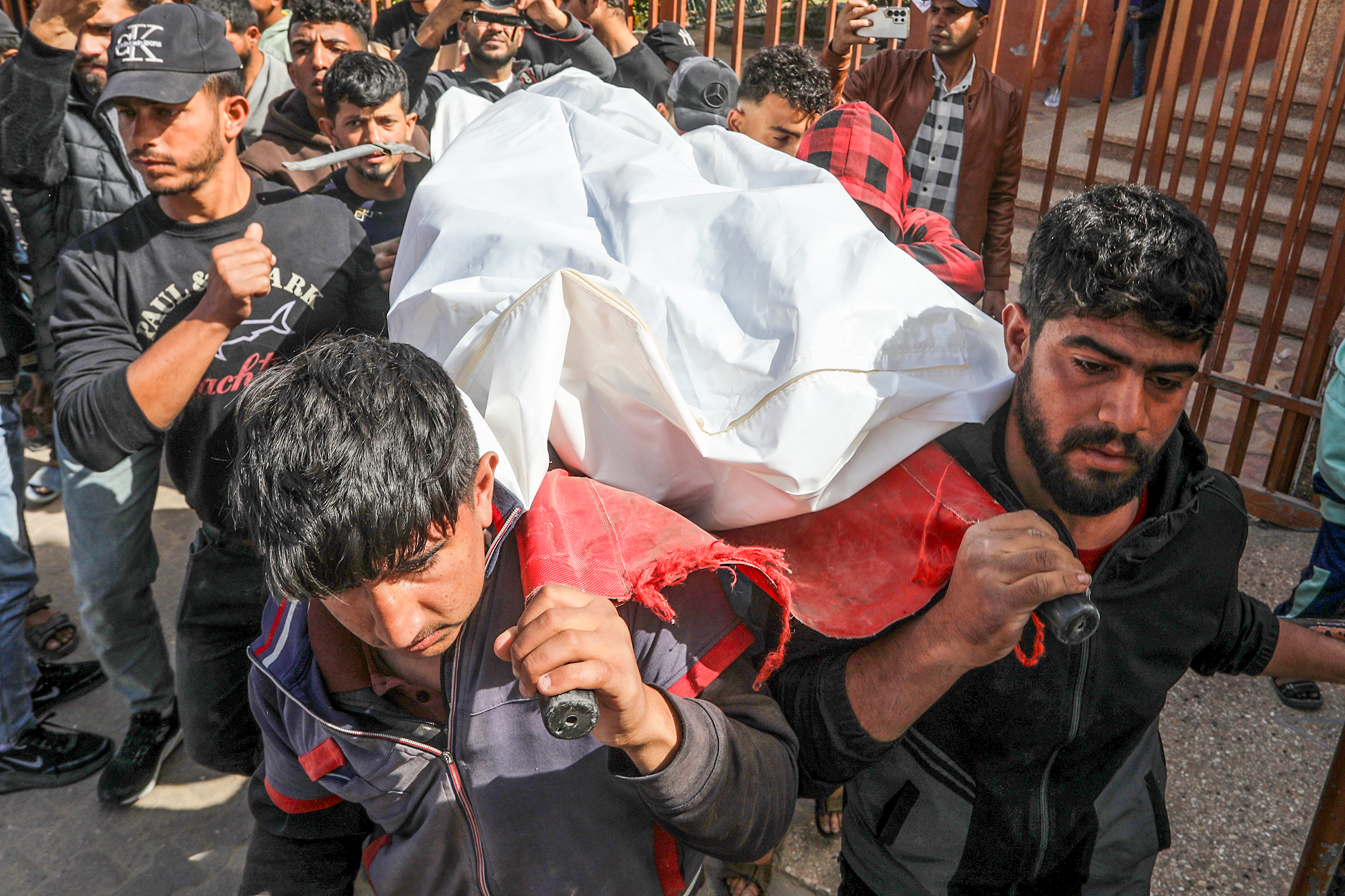 KHAN YUNIS, GAZA - FEBRUARY 18: Relatives and Palestinians mourn during the funeral ceremony of 14-year-old Muhanned al-Najjar, who lost his life on the first day of Ramadan, opening fire by Israeli soldiers violating the ceasefire in the east of Khan Yunis, Gaza, on February 18, 2026. The body of the Palestinian teenager was taken from the morgue of Nasser Hospital, where it had been brought for funeral procedures, and carried for burial. ( Abed Rahim Khatib - Anadolu Agency )