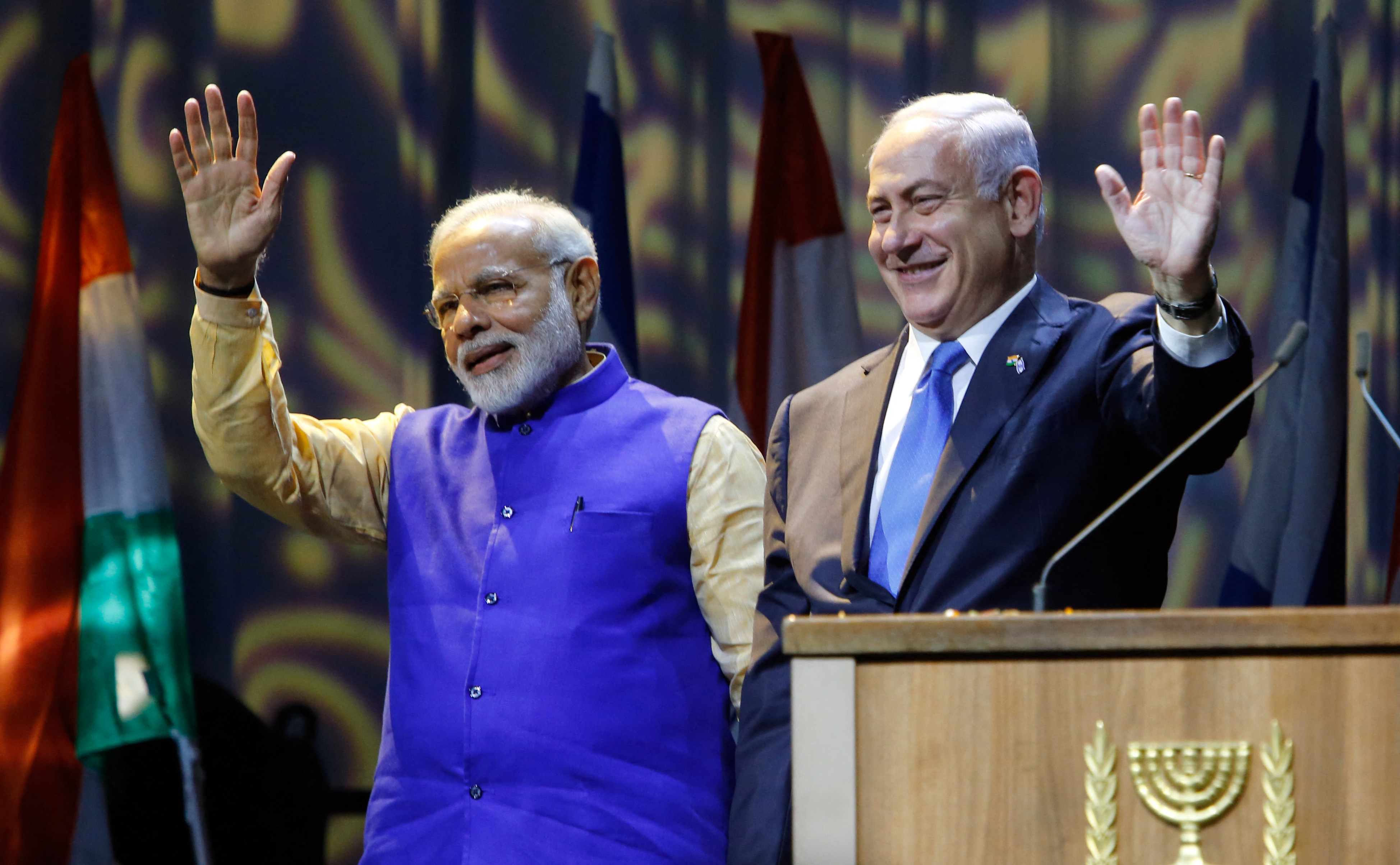 Israeli Prime Minister Benjamin Netanyahu (R) greets his Indian counterpart Narendra Modi.