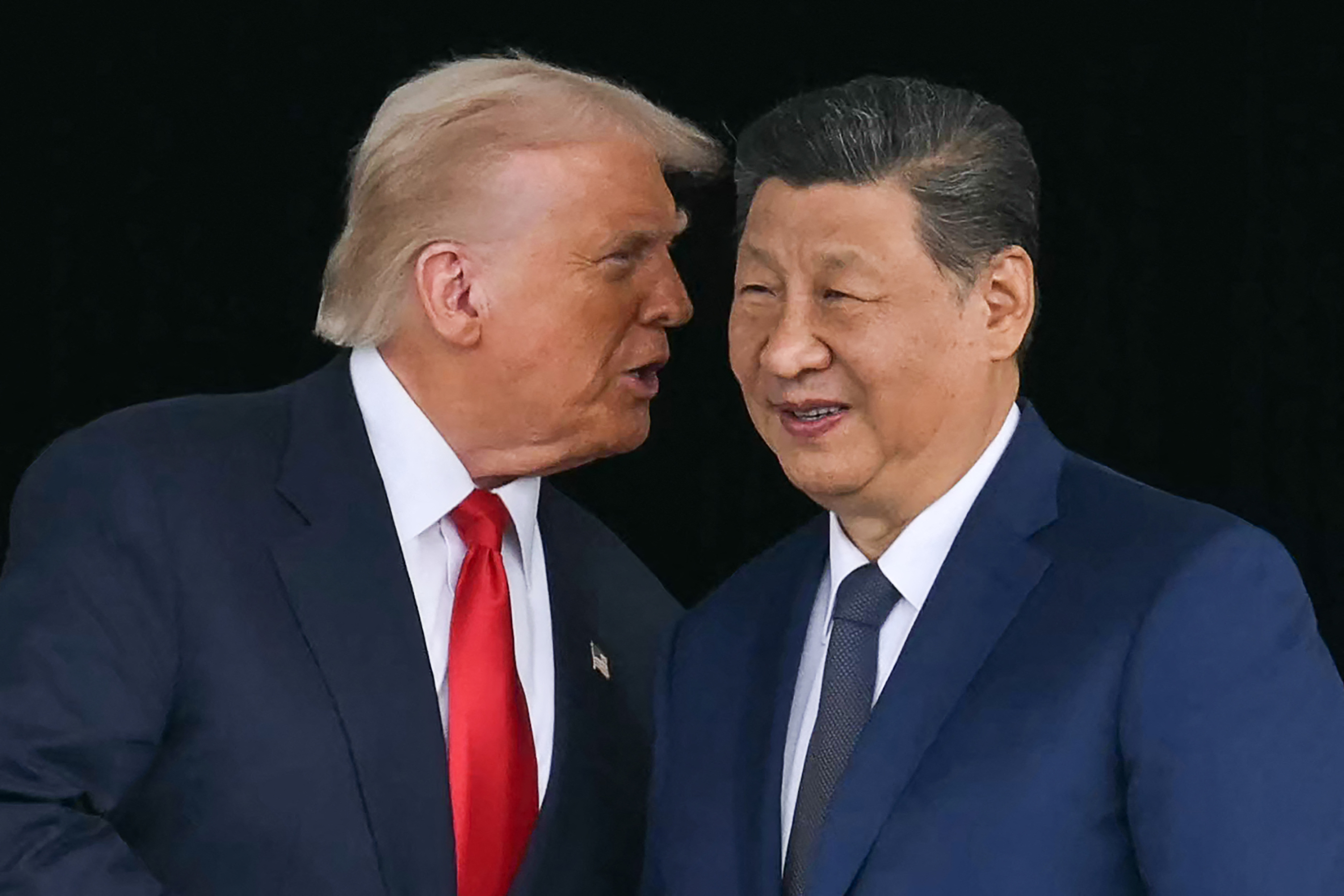 US President Donald Trump (L) and Chinese President Xi Jinping talk.