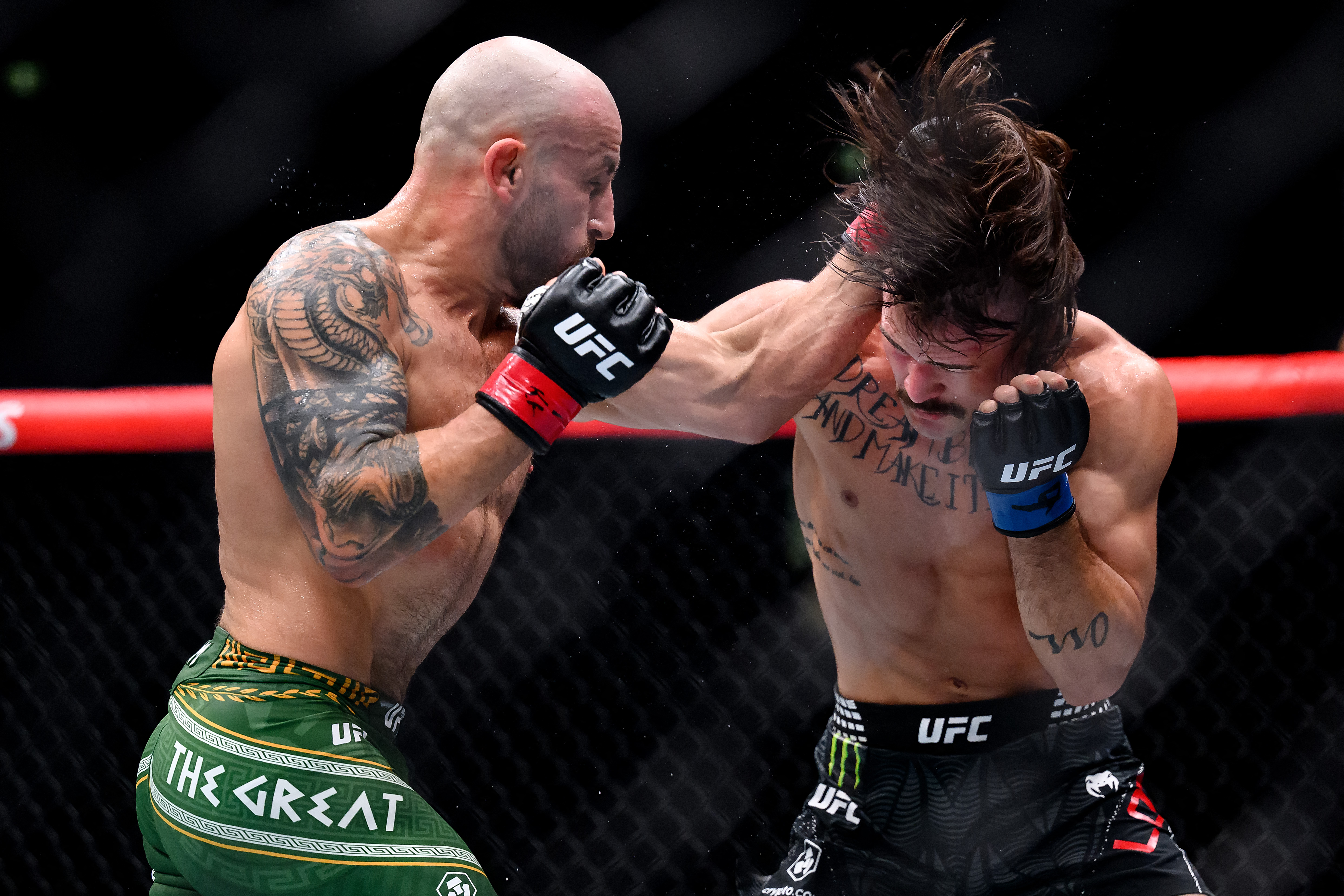 Alexander Volkanovski and Diego Lopes in action.