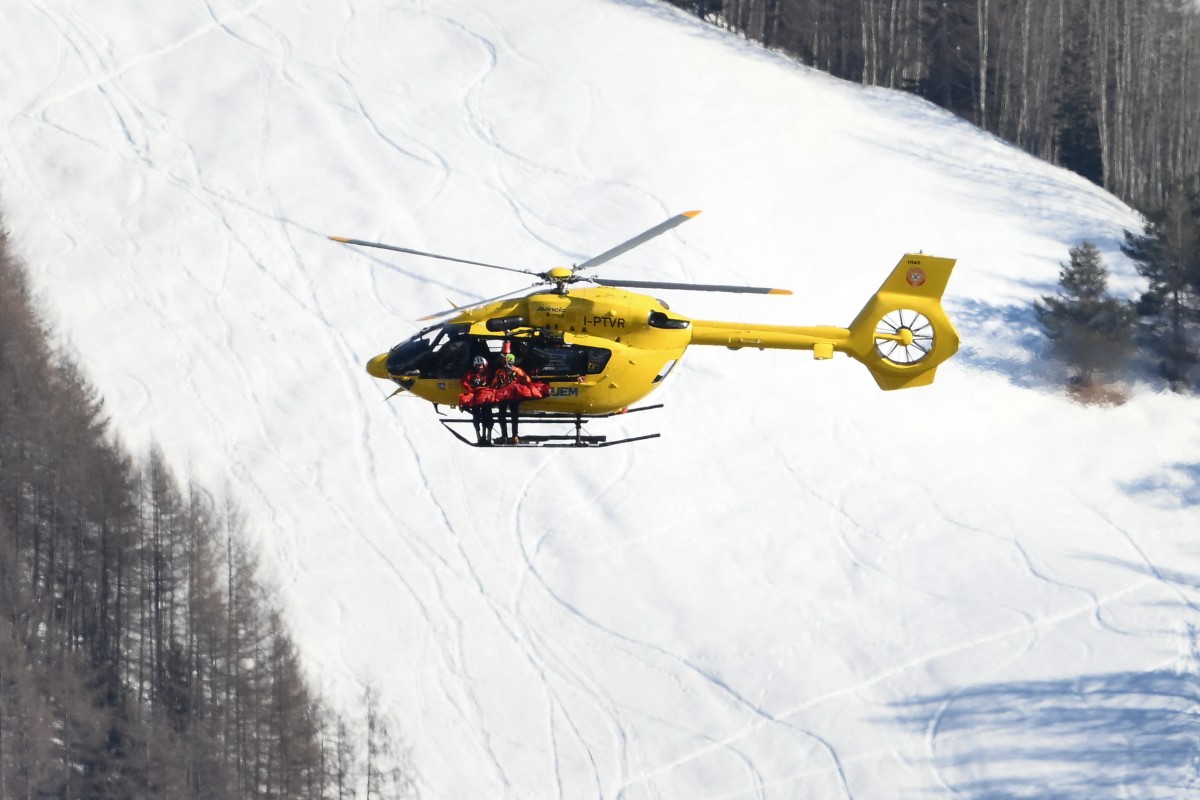 USA' Lindsey Vonn is transported by helicopter after crashing in the women's downhill event during the Milano Cortina 2026 Winter Olympic Games at the Tofane Alpine Skiing Centre in Cortina