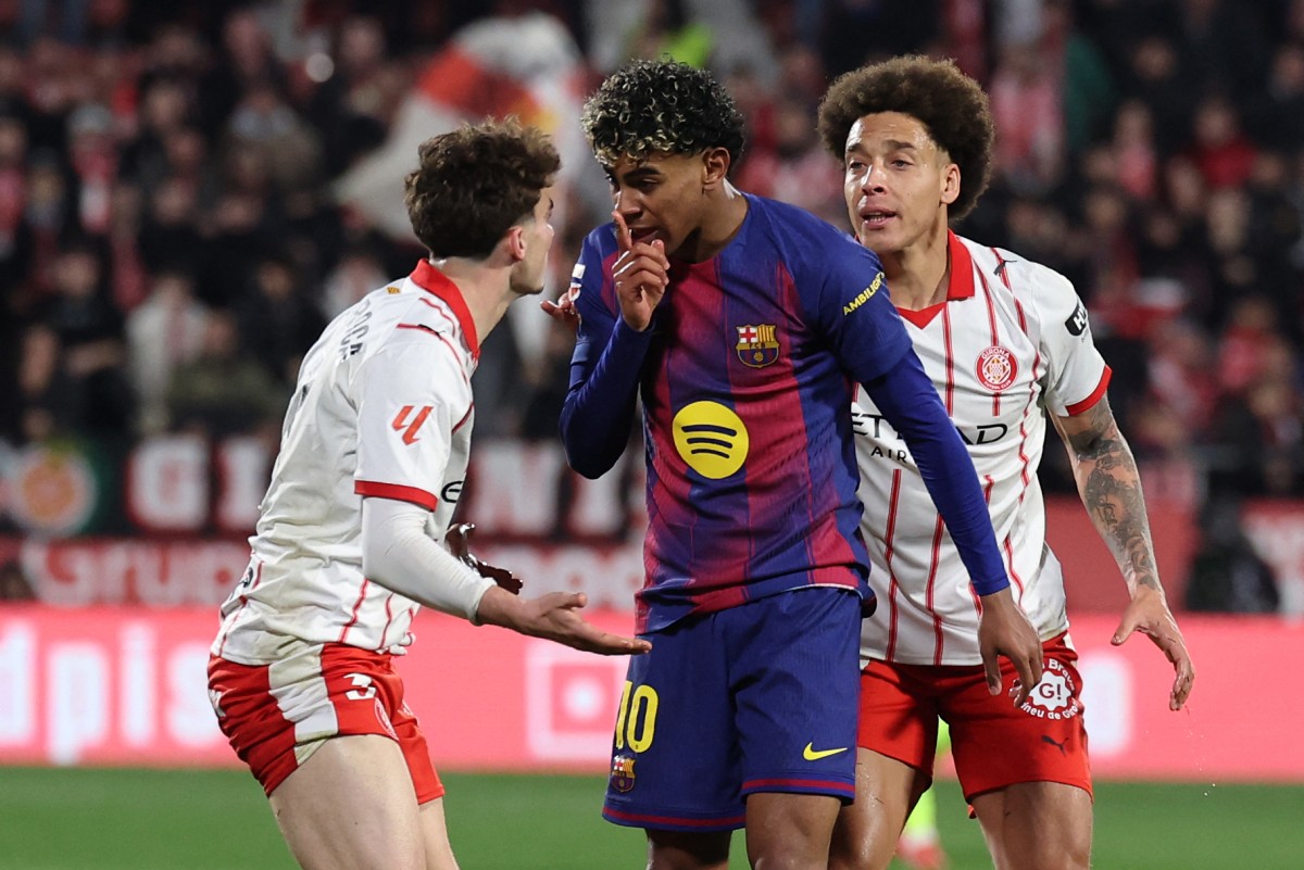 Barcelona's Spanish forward #10 Lamine Yamal (C) argues with Girona's Spanish midfielder #03 Joel Roca (L) as Girona's Belgian defender #20 Axel Witsel looks on during a Spanish league football match