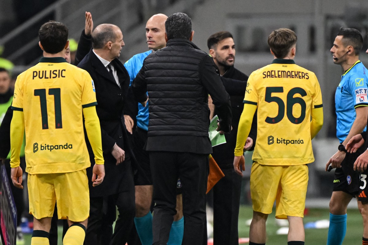 AC Milan's Italian coach Massimiliano Allegri (2nd L) and Como's Spanish coach Cesc Fabregas (3rd R) argue during the Italian Serie A football match