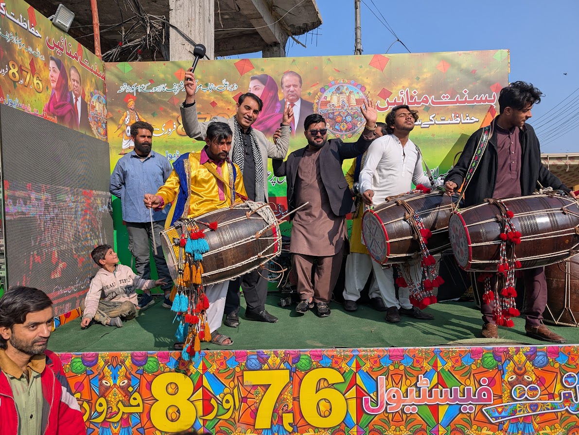 dancers in Mochi Gate