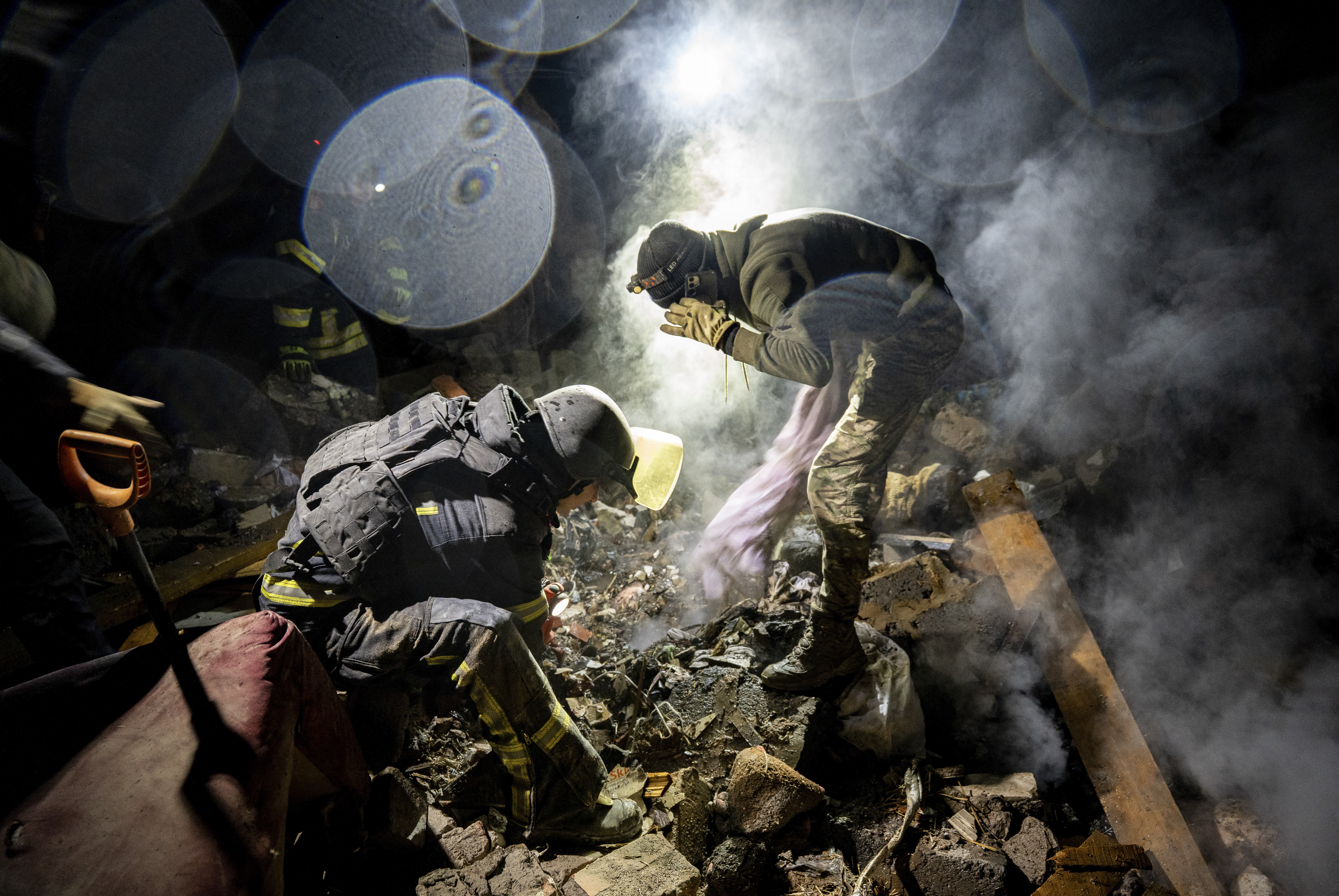 epa12734009 Ukrainian rescuers work at the site of a Russian strike on a private residential building in Kramatorsk, Donetsk region, eastern Ukraine, late 12 February 2026, amid the ongoing Russian invasion. At least four people died, including one child, and four others were injured as a result of that strike, according to the State Emergency Service. EPA/TOMMASO FUMAGALLI