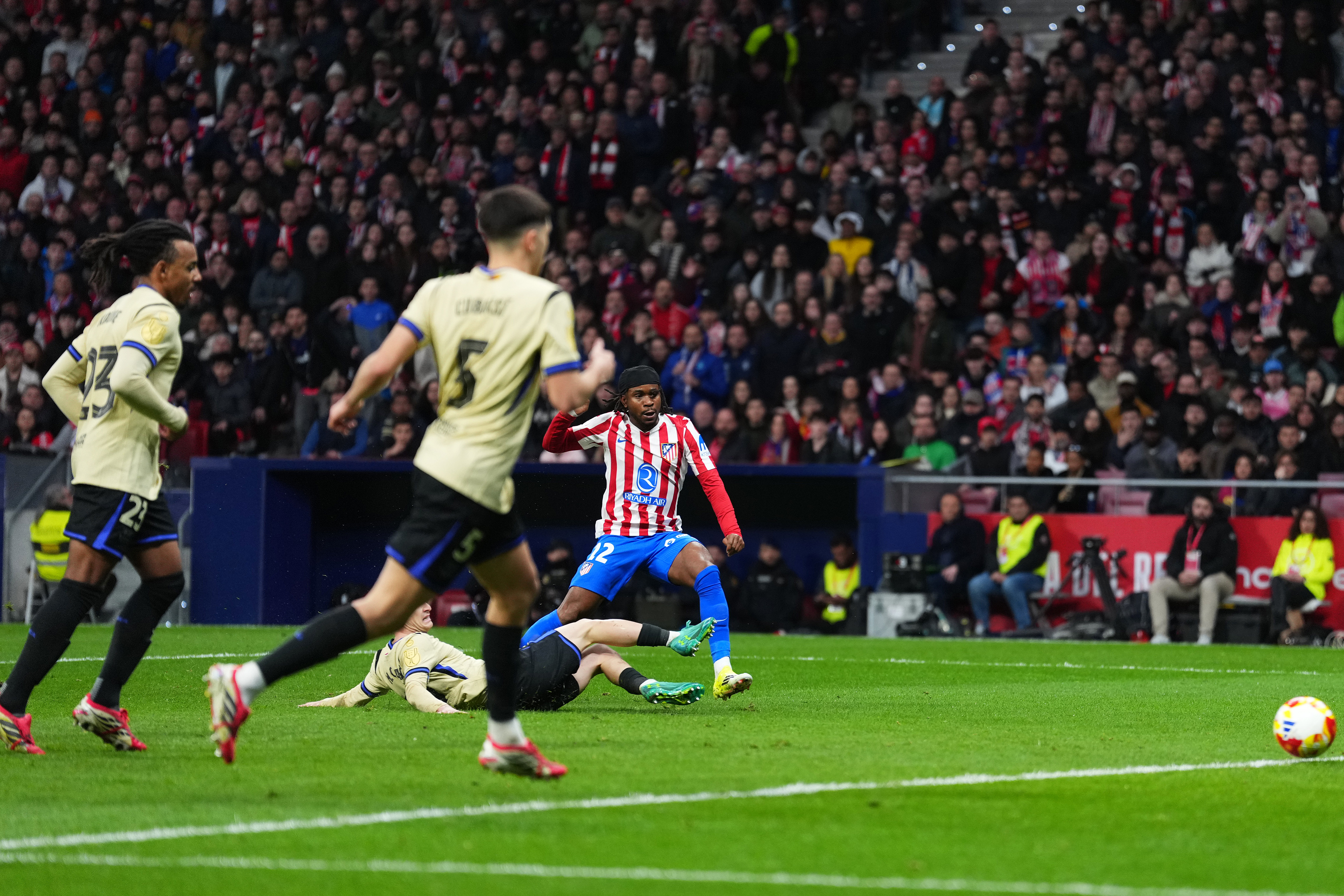 MADRID, SPAIN - FEBRUARY 12: Ademola Lookman of Atletico de Madrid scores his team's third goal during the Copa Del Rey Semi-Final First Leg match between Atletico de Madrid and FC Barcelona at Riyadh Air Metropolitano on February 12, 2026 in Madrid, Spain. (Photo by Angel Martinez/Getty Images)