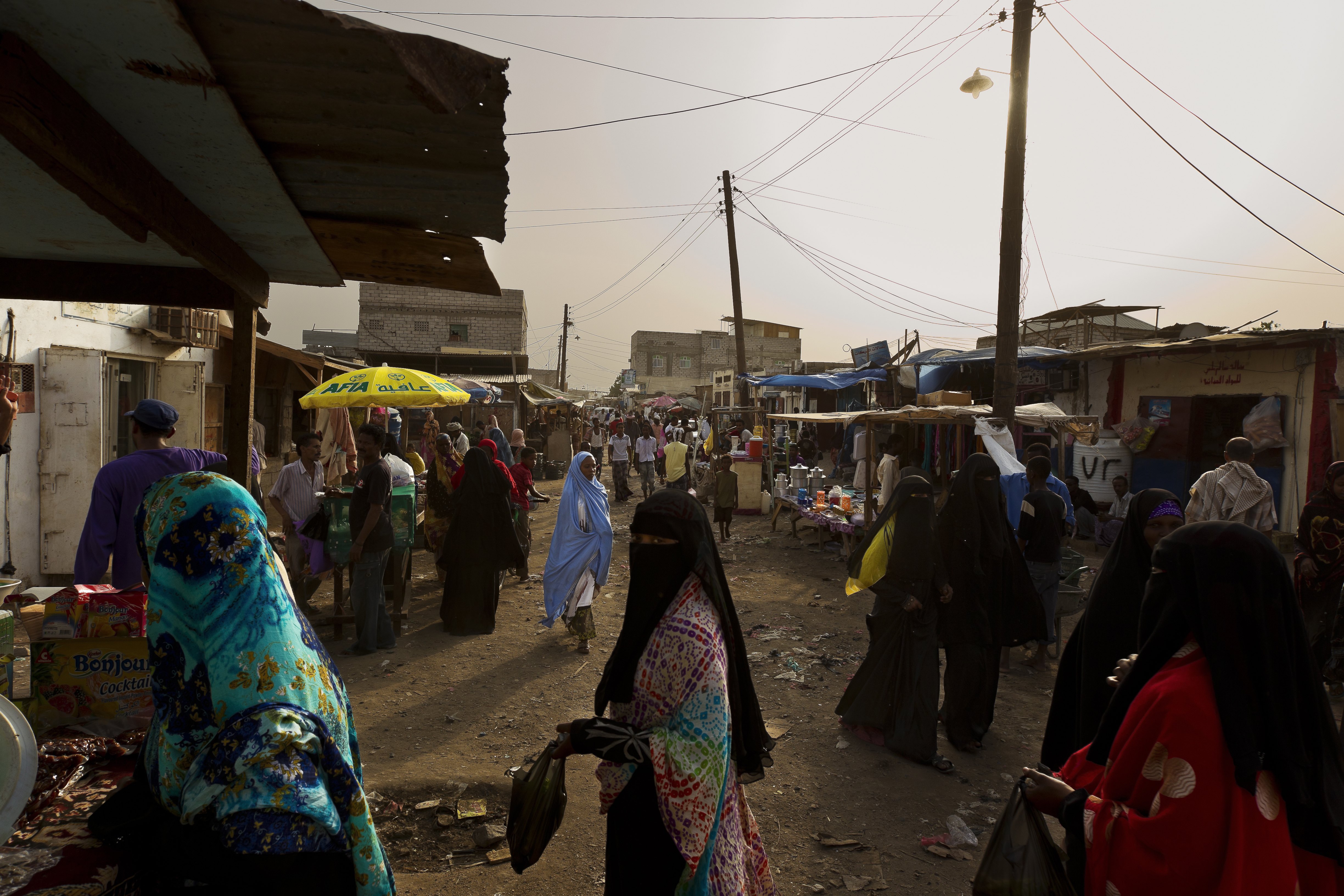 ADEN, YEMEN - AUGUST 2010: Busy market scenes in the Al-Basateen urban refugee area, Aden, Yemen, August 11, 2010. Many of these people are part of the 80 000 refugees who arrive in Yemen on an annual basis from the failed state of Somalia. The Al-Basateen urban refugee area houses more than 40 000 people, most of whom are refugees. (Photo by Brent Stirton/Reportage by Getty Images)