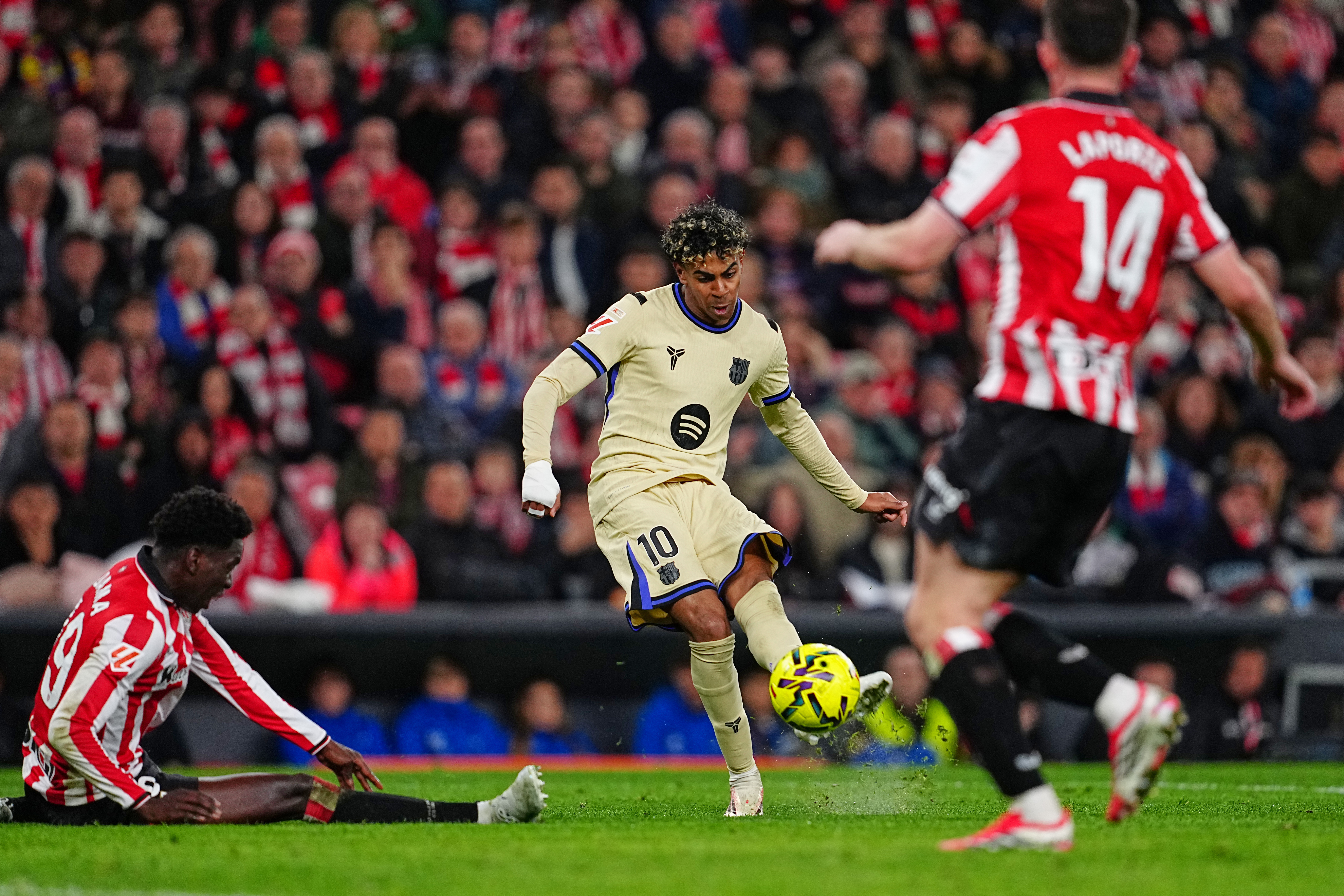 Barcelona's Lamine Yamal, center, scores his side's opening goal during the Spanish La Liga soccer match between Athletic Bilbao and Barcelona in Bilbao, Spain, Saturday, March 7, 2026. (AP Photo/Miguel Oses)