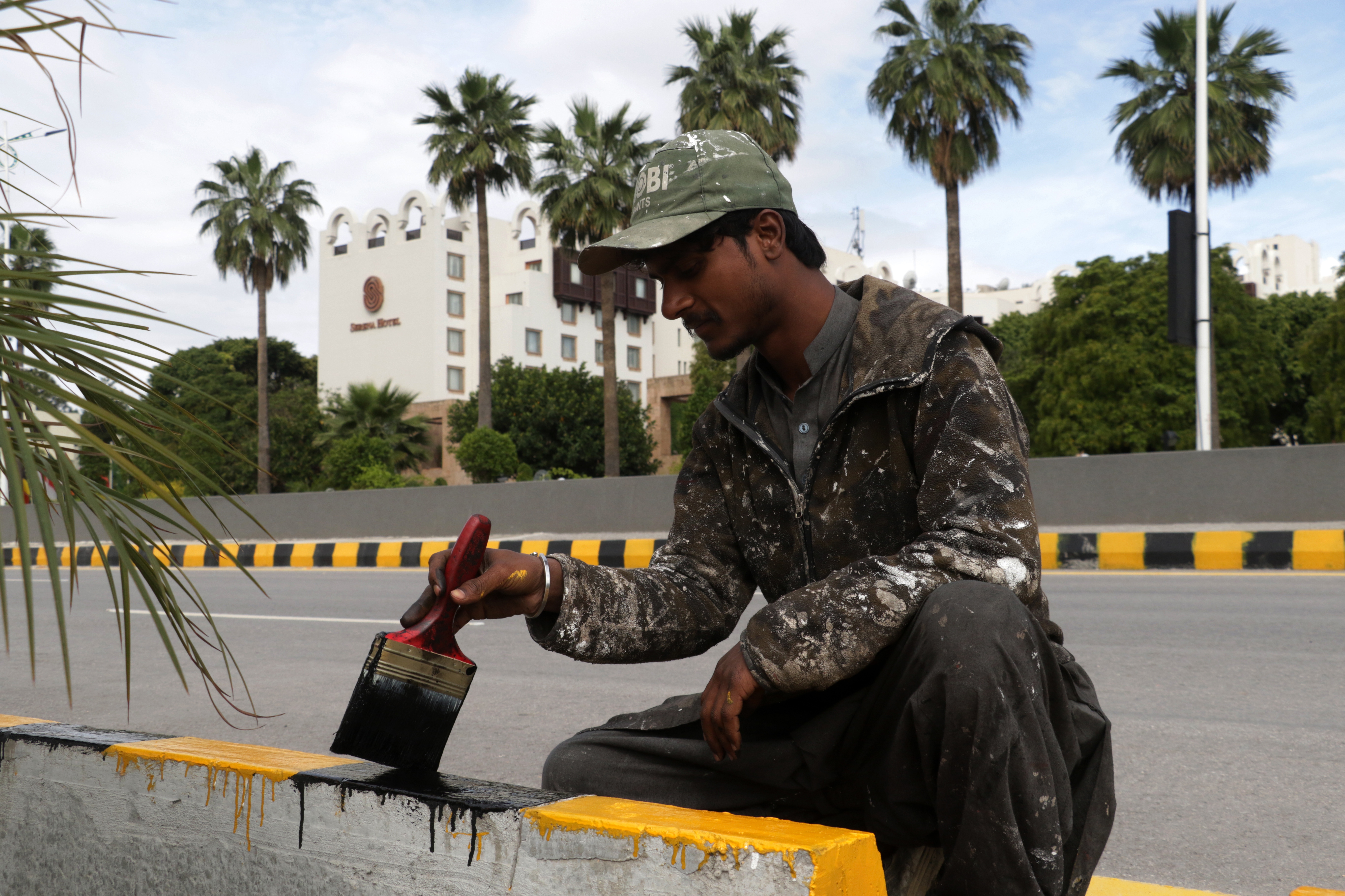 epa12876828 A laborer paints the sidewalks ahead of the visit of US and Iranian delegations in Islamabad, Pakistan, 09 April 2026. Prime Minister Shehbaz Sharif said US and Iranian delegations will visit Islamabad for peace talks following a Middle East ceasefire, with Masoud Pezeshkian confirming participation and a US team led by JD Vance expected. EPA/SOHAIL SHAHZAD