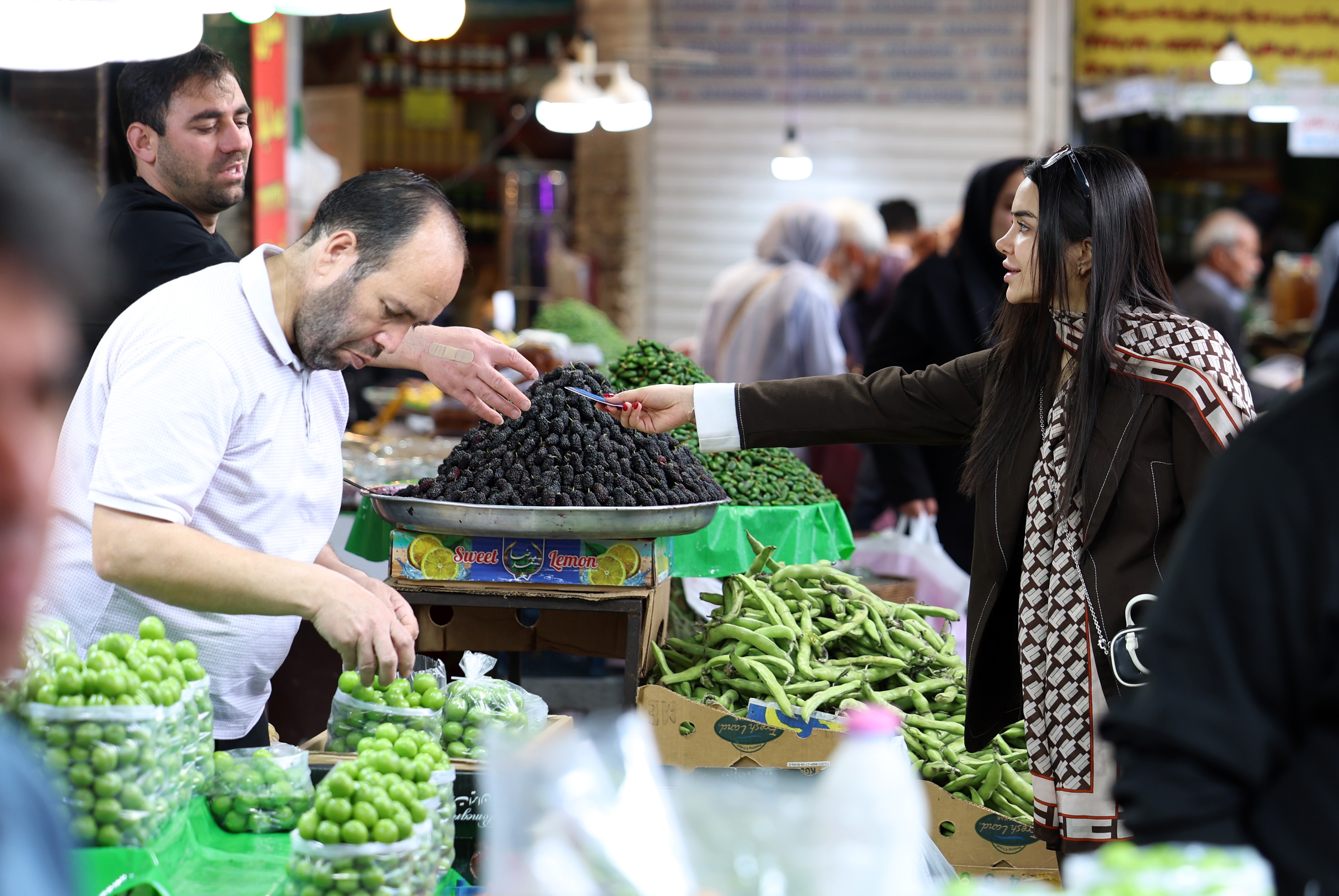 epa12913089 Iranians shop in the Tajrish bazaar in Tehran, Iran, 25 April 2026. US President Donald Trump announced that a ceasefire between the United States and Iran has been extended, additional talks between the US and Iran are expected to be held in Pakistan. EPA/ABEDIN TAHERKENAREH