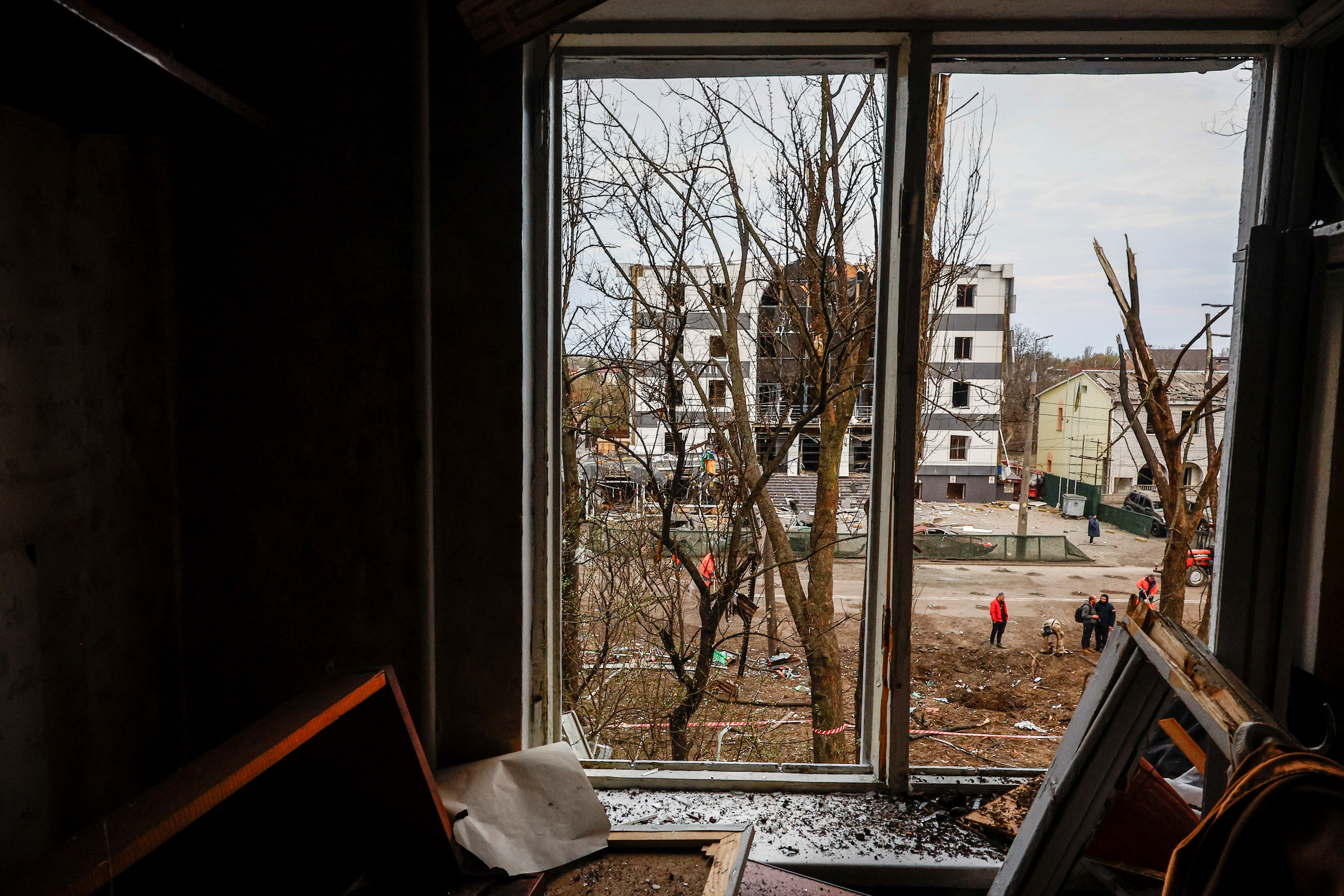 People stand near an apartment, damaged during a Russian missile strike, amid Russia's attack on Ukraine, in Kyiv, Ukraine April 16, 2026. REUTERS/Alina Smutko