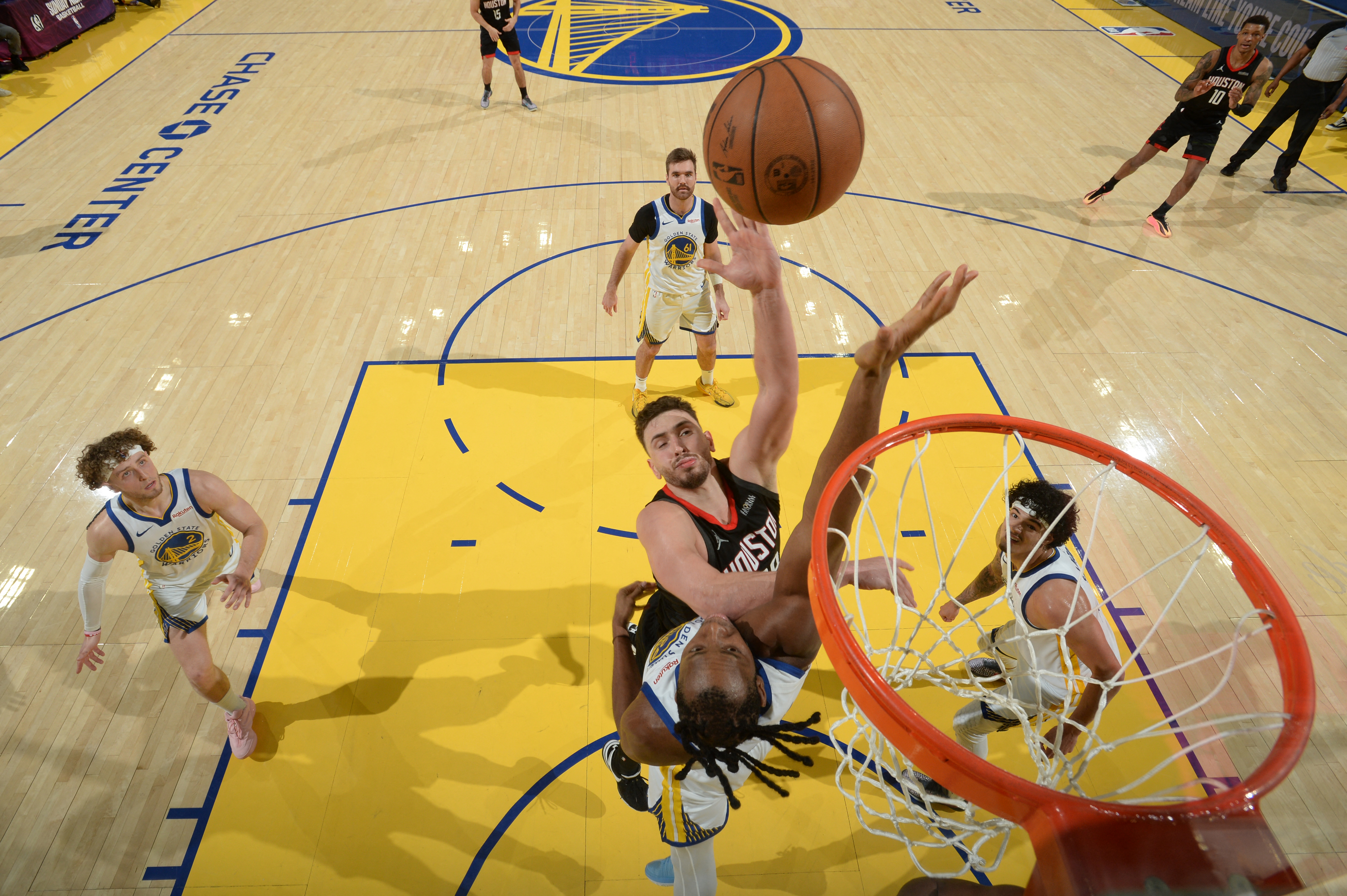 SAN FRANCISCO, CA - APRIL 5: Alperen Sengun #28 of the Houston Rockets drives to the basket during the game against the Golden State Warriors on April 5, 2026 at Chase Center in San Francisco, California. NOTE TO USER: User expressly acknowledges and agrees that, by downloading and or using this photograph, user is consenting to the terms and conditions of Getty Images License Agreement. Mandatory Copyright Notice: Copyright 2026 NBAE Noah Graham/NBAE via Getty Images/AFP (Photo by Noah Graham / NBAE / Getty Images / Getty Images via AFP)