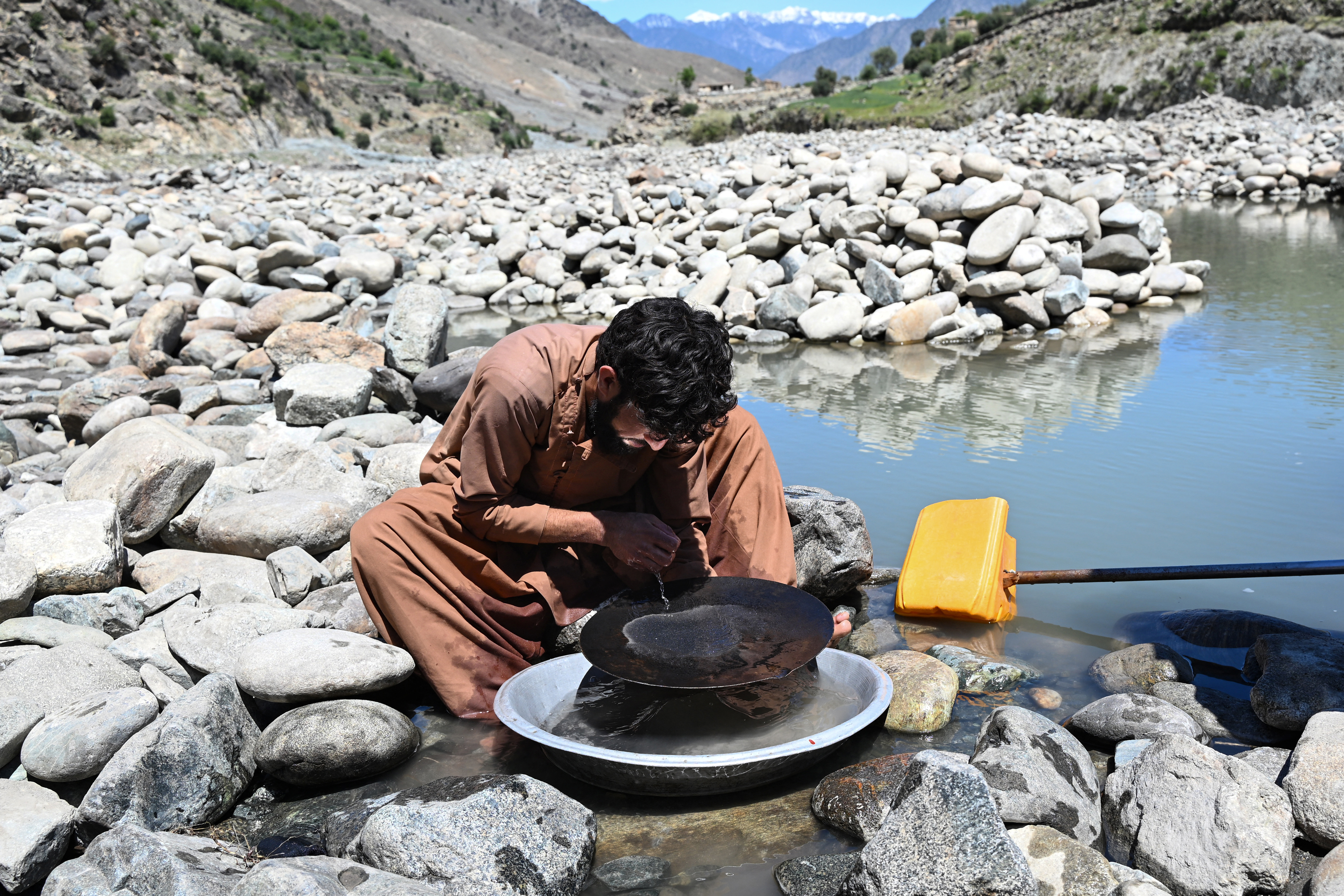 Afghan villagers turn to gold panning to sustain livelihoods