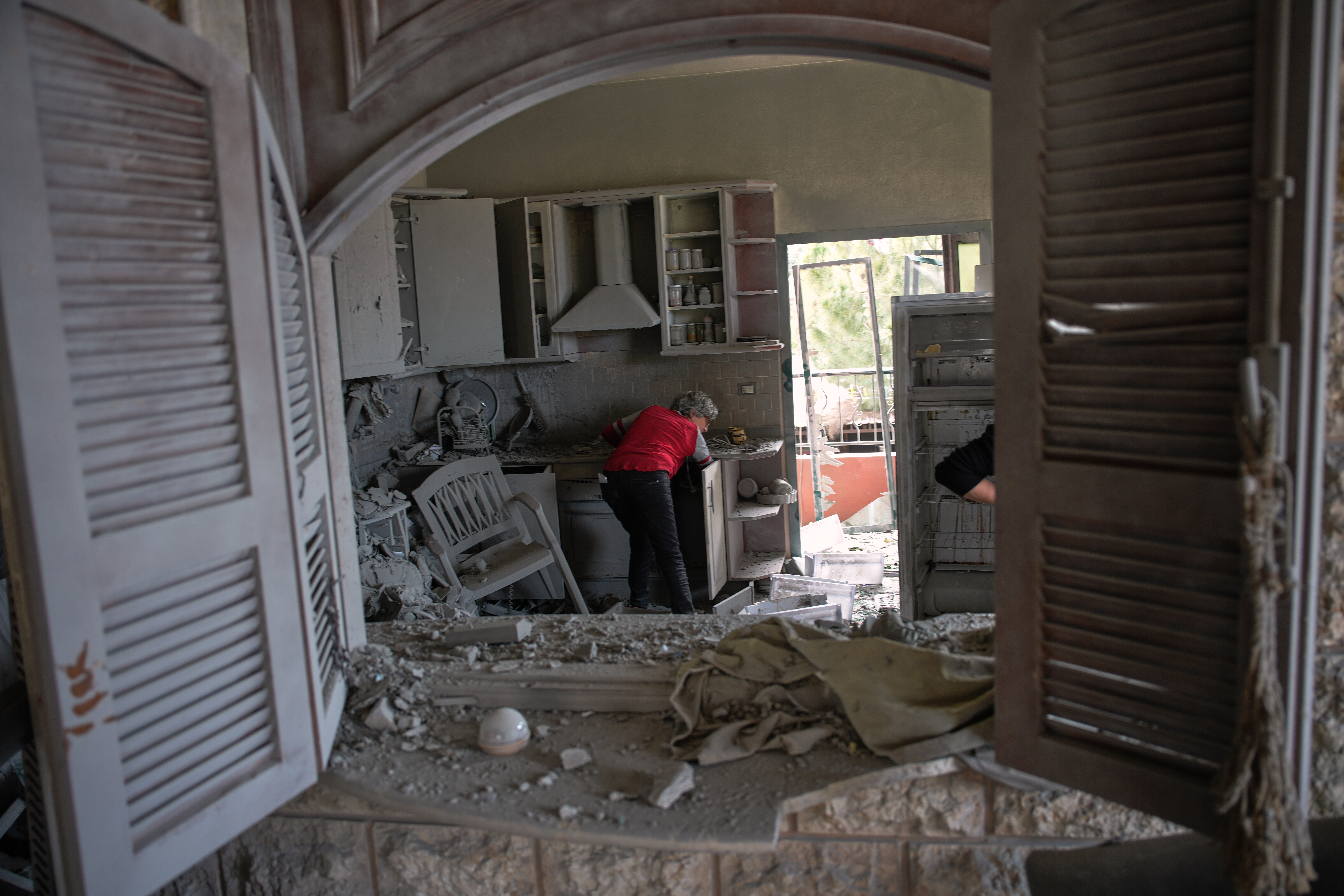 Tens of thousands return to southern Lebanon despite warnings and risks