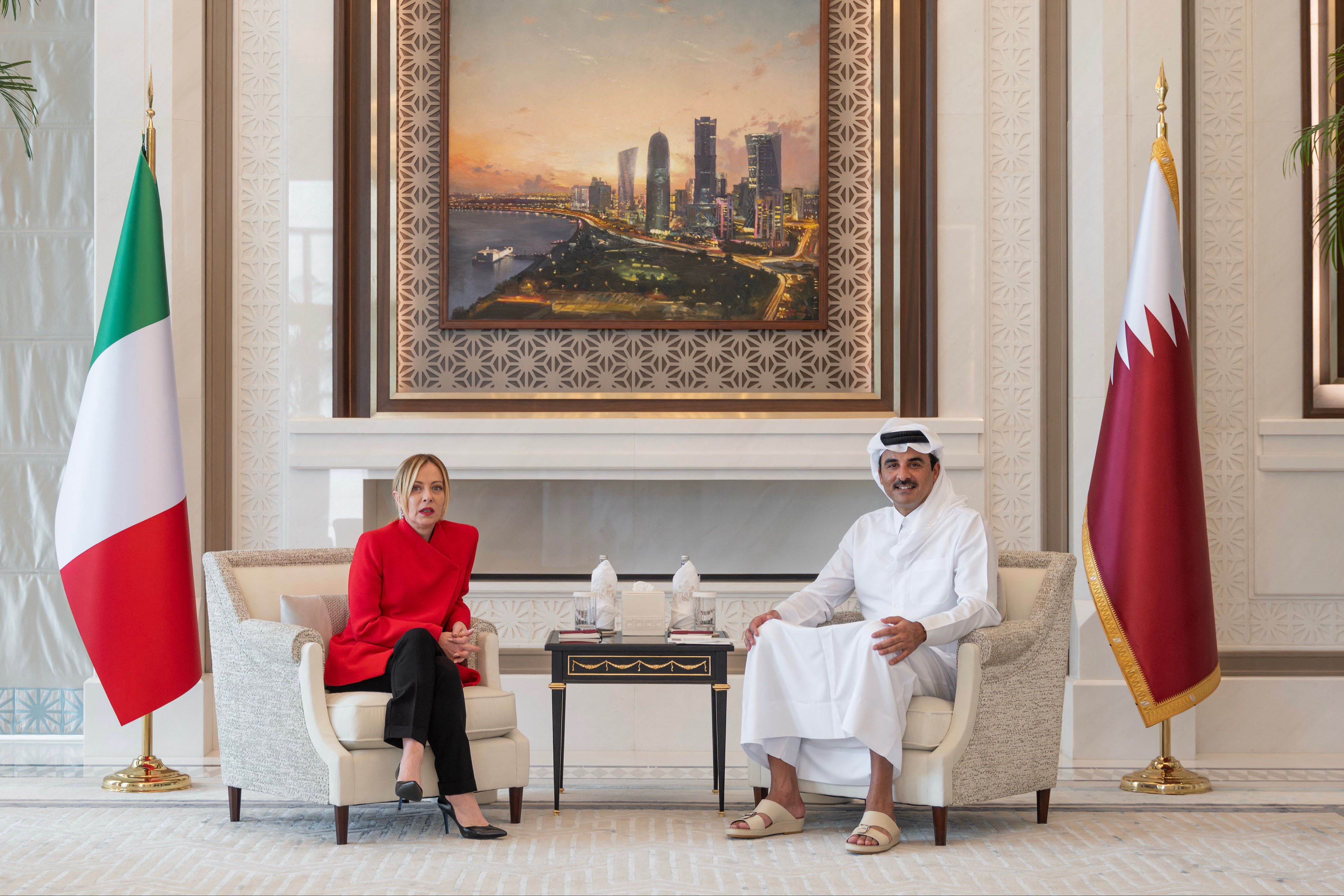 This handout photograph taken and released by Qatar's Amiri Diwan shows Qatar's Emir Sheikh Tamim bin Hamad Al-Thani receiving Italy's Prime Minister Giorgia Meloni during their meeting at Lusail Palace on April 4, 2026. (Photo by Qatar's Amiri Diwan / AFP) / RESTRICTED TO EDITORIAL USE - MANDATORY CREDIT "AFP PHOTO/QATAR'S AMIRI DIWAN" - HANDOUT - NO MARKETING NO ADVERTISING CAMPAIGNS - DISTRIBUTED AS A SERVICE TO CLIENTS