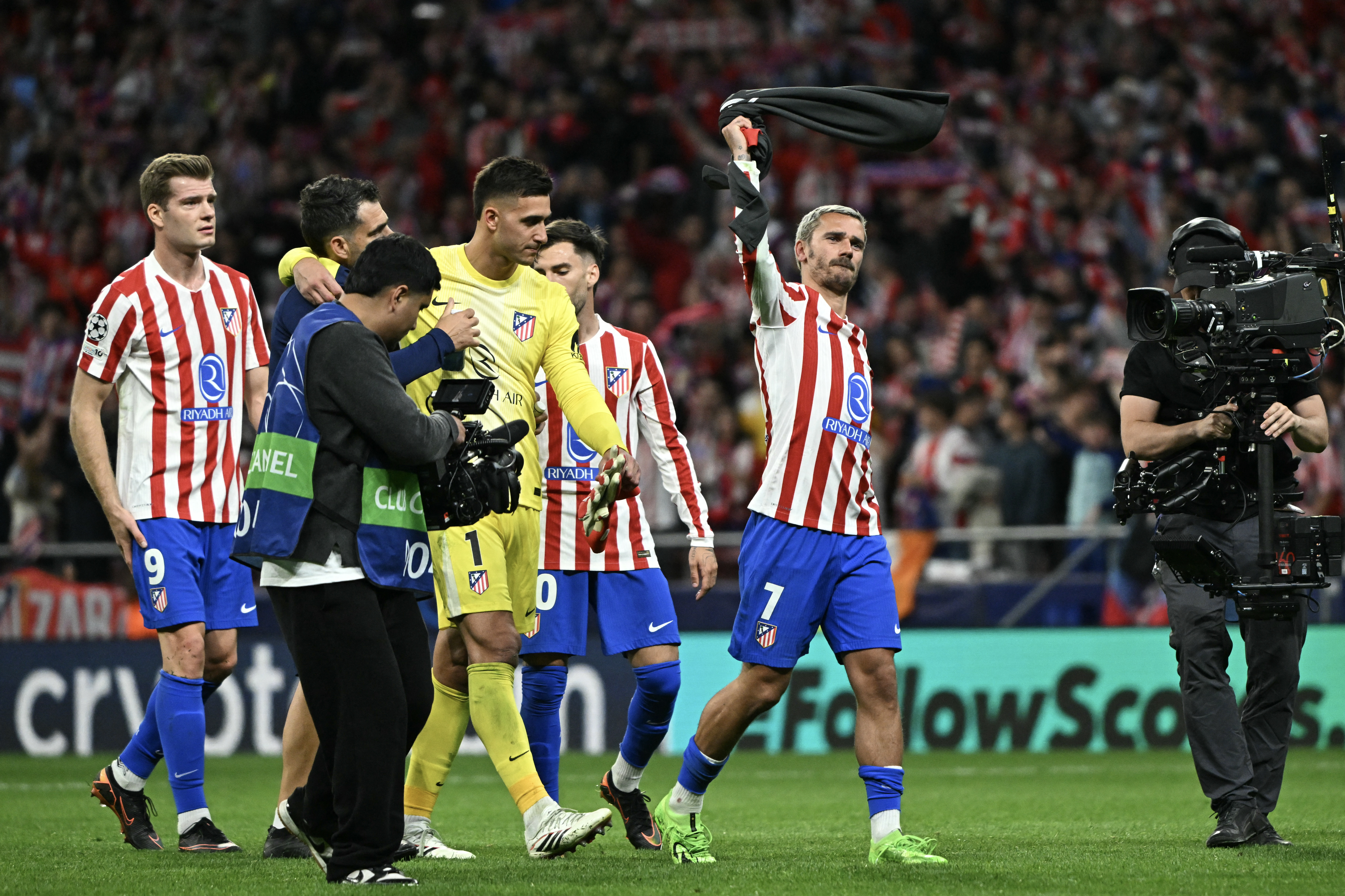 Atletico Madrid's French forward #07 Antoine Griezmann (R) and teammates celebrate after winning the UEFA Champions League quarter final second leg football match between Club Atletico de Madrid and FC Barcelona at Metropolitano Stadium in Madrid on April 14, 2026.
