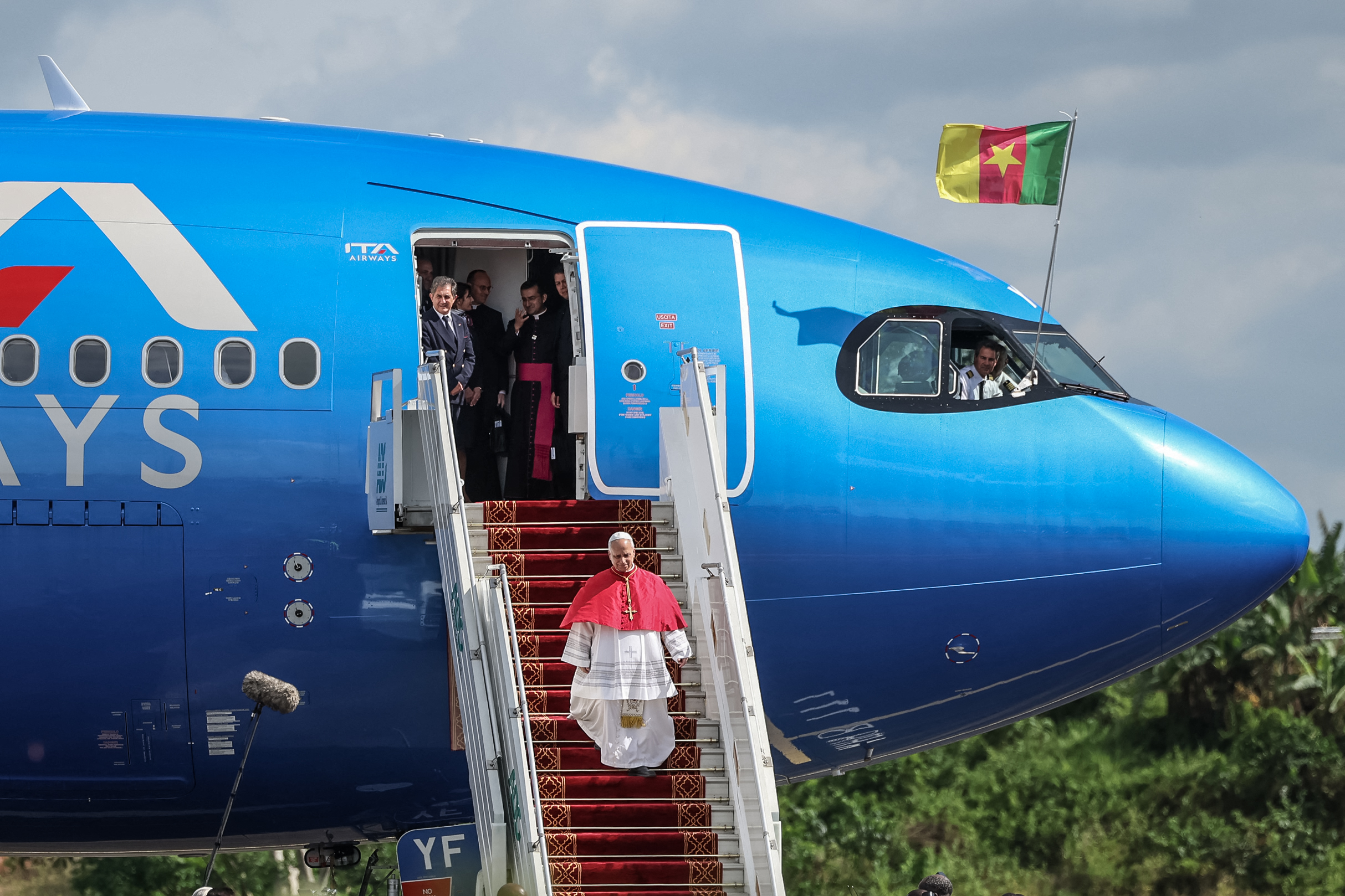 TOPSHOT - Pope Leo XIV arrives at Yaounde Nsimalen International Airport in Yaounde, on the third day of an 11-day apostolic journey to Africa, on April 15, 2026. (Photo by Daniel Beloumou Olomo / AFP) / ALTERNATE CROP