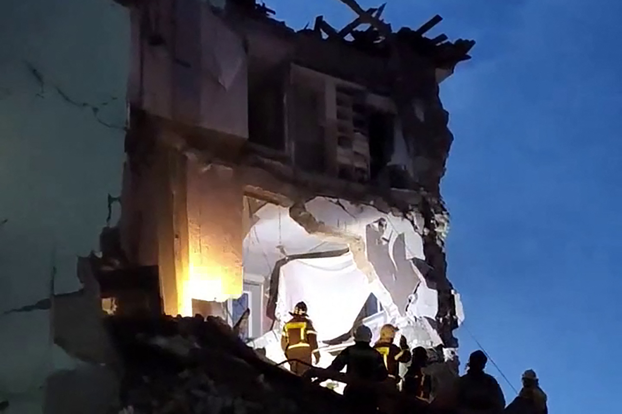 In this grab from a handout footage released by the Russian Ministry of Emergency Situations on April 22, 2026, rescuers work at the scene of a heavily damaged apartment building following a drone attack in Syzran. (Photo by Handout / RUSSIAN MINISTRY OF EMERGENCY SITUATIONS / AFP) / RESTRICTED TO EDITORIAL USE - MANDATORY CREDIT "AFP PHOTO / SOURCE / RUSSIAN MINISTRY OF EMERGENCY SITUATIONS" - HANDOUT - NO MARKETING NO ADVERTISING CAMPAIGNS - DISTRIBUTED AS A SERVICE TO CLIENTS