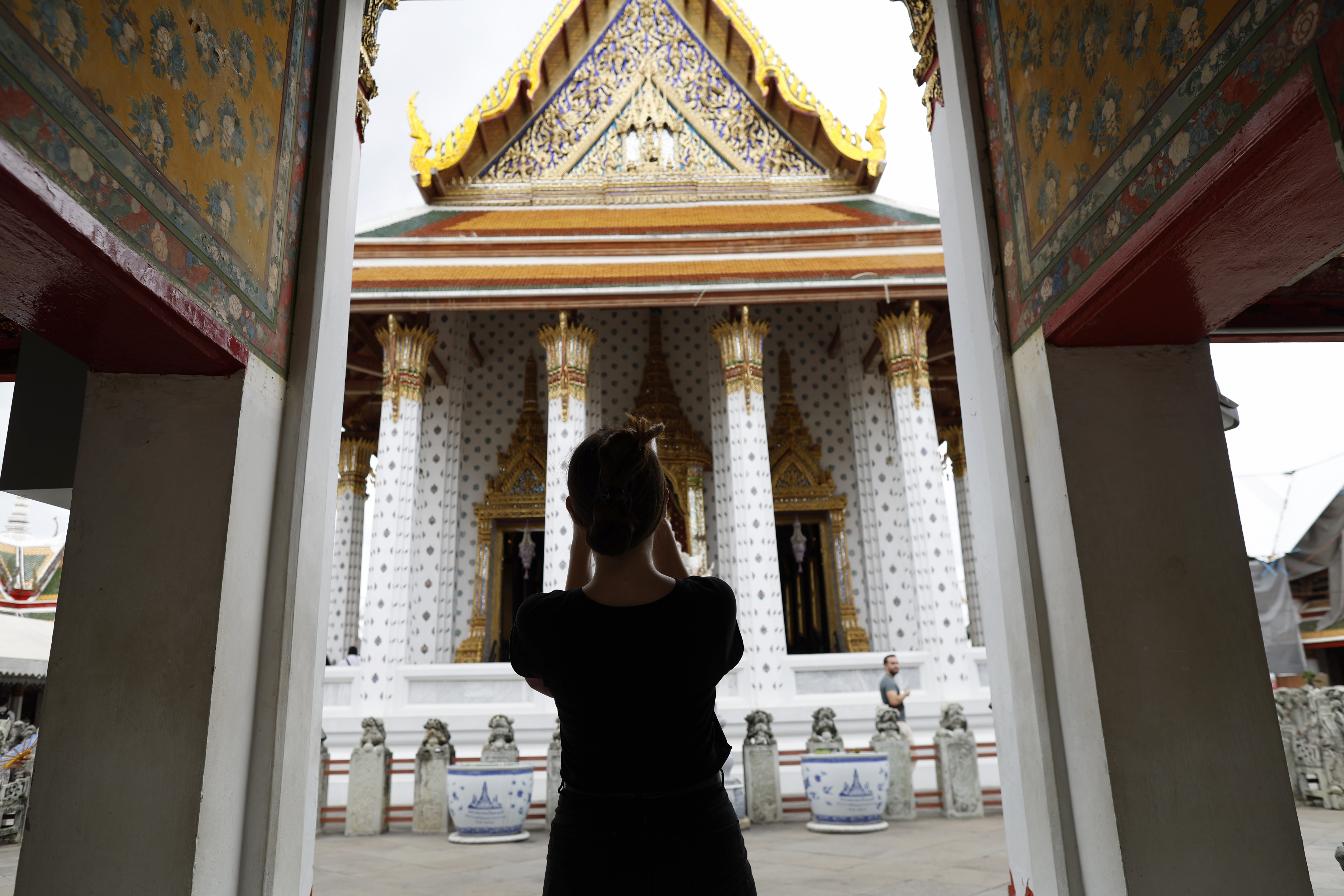 epa12970527 A foreign tourist takes photographs at the Temple of Dawn or Wat Arun in Bangkok, Thailand, 18 May 2026. The Thai government confirmed to cut the visa-free scheme from the current 60 days to 30 days for nationals of 93 countries as an effort to strengthen security aims at prevent illegal purposes by foreign visitors, according to Thai Minister of Foreign Affairs. EPA/RUNGROJ YONGRIT