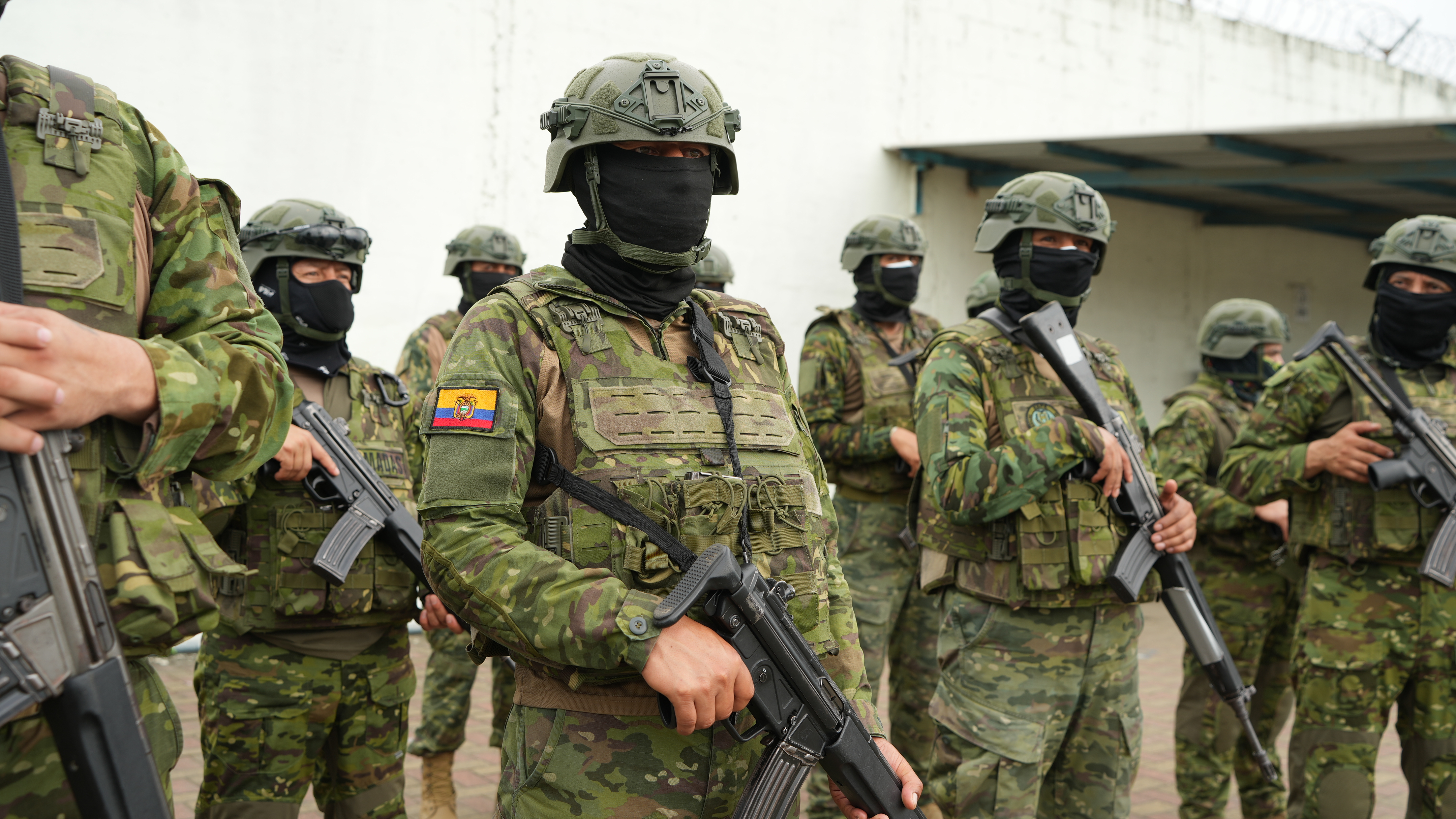 Soldiers in uniform outside a women's prison in Guayaquil