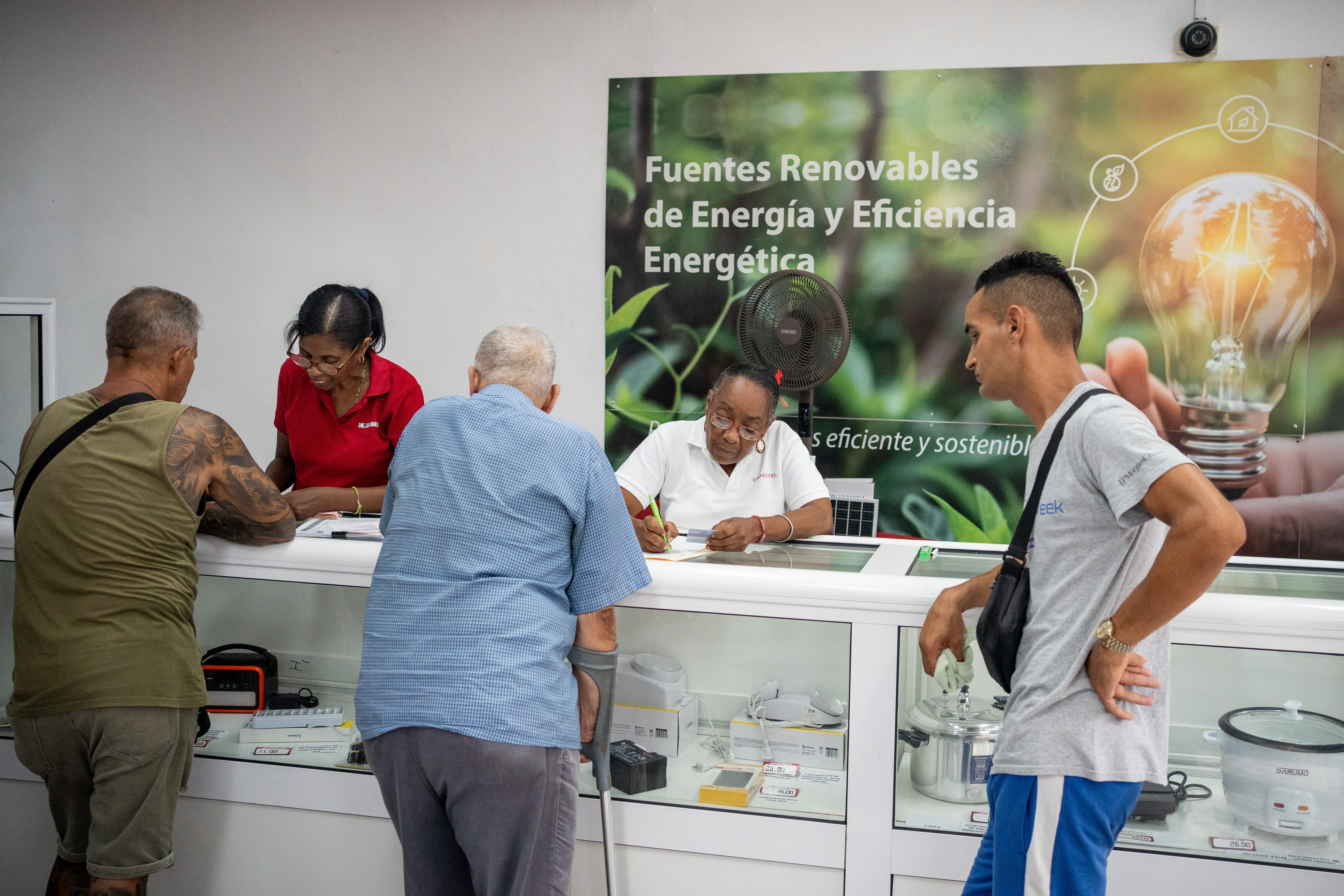 Customers inquire about solar energy systems at a Copextel store in Centro Habana as demand for photovoltaic equipment rises amid Cuba’s energy crisis.