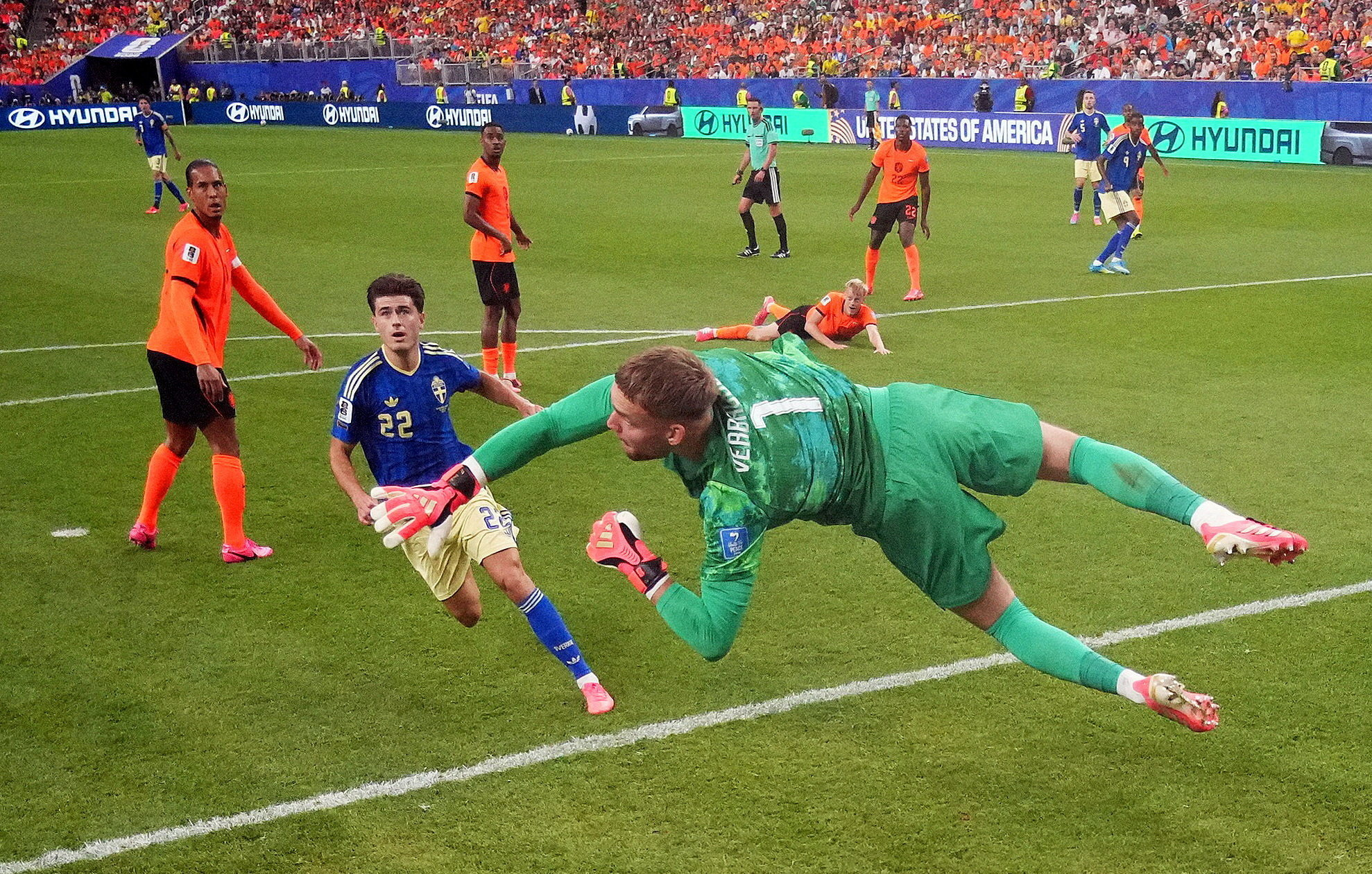 Soccer Football - FIFA World Cup 2026 - Group F - Netherlands v Sweden - Houston Stadium, Houston, Texas, U.S. - June 20, 2026 Netherlands' Bart Verbruggen makes a save from Sweden's Besfort Zeneli REUTERS/Phil Noble TPX IMAGES OF THE DAY REFILE - CORRECTING EVENT