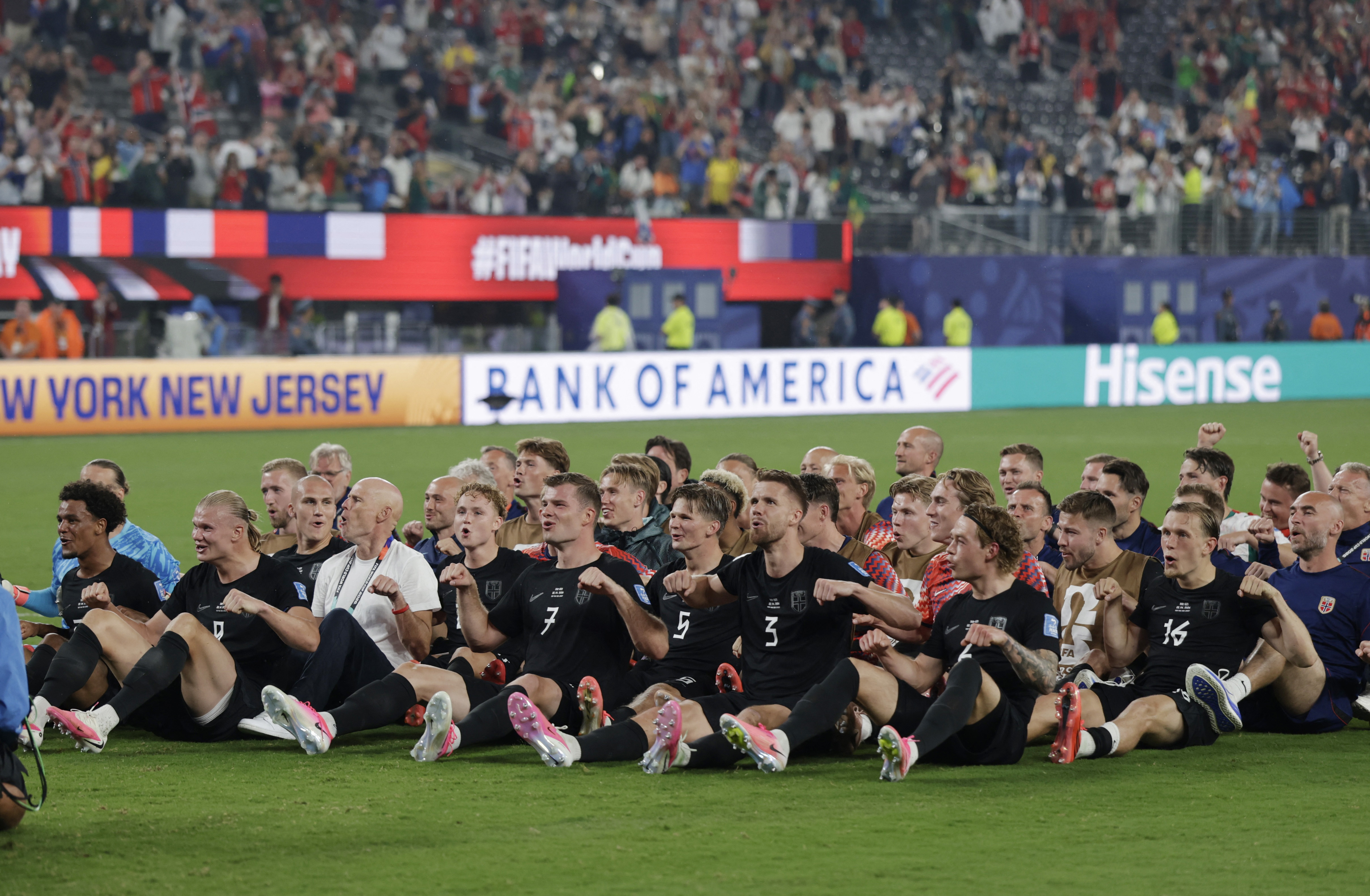 Soccer Football - FIFA World Cup 2026 - Group I - Norway v Senegal - New York/New Jersey Stadium, East Rutherford, New Jersey, U.S. - June 22, 2026 Norway team do the traditional rowing celebration with their fans after the match REUTERS/Jeenah Moon