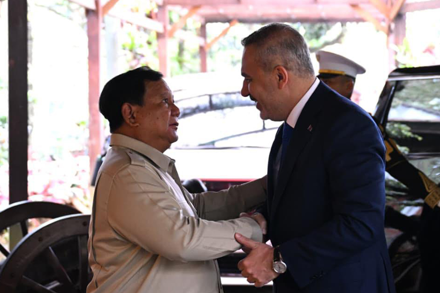 JAKARTA, INDONESIA - JUNE 2: (----EDITORIAL USE ONLY - MANDATORY CREDIT - 'TURKISH FOREIGN MINISTRY' / HANDOUT' - NO MARKETING NO ADVERTISING CAMPAIGNS - DISTRIBUTED AS A SERVICE TO CLIENTS----) Turkish Foreign Minister Hakan Fidan (R) meets with Indonesian President Prabowo Subianto during an official visit in Jakarta, Indonesia, on June 2, 2026. ( Turkish Foreign Ministry / Handout - Anadolu Agency )
