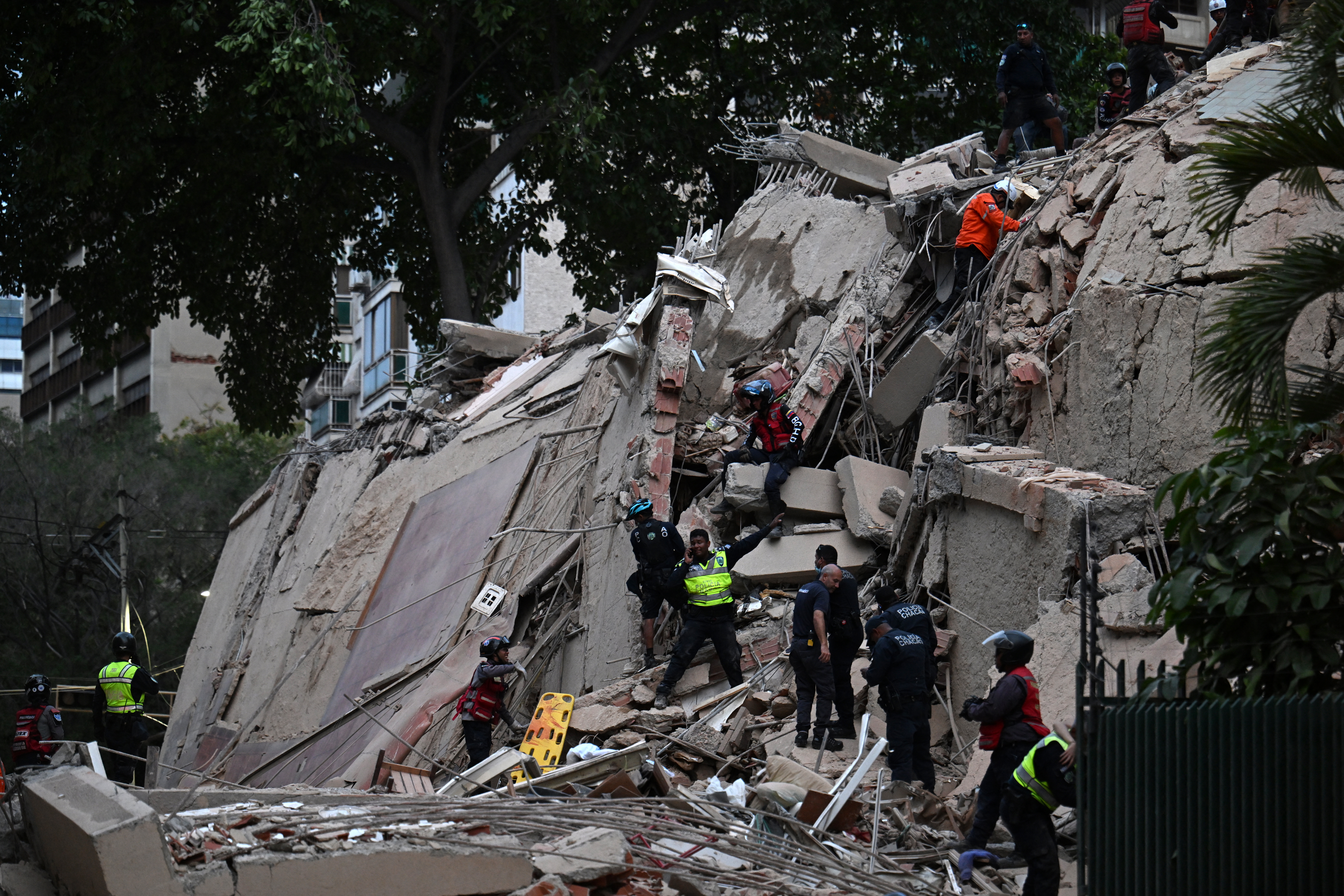 Venezuela grapples with deadly twin quakes, over 700 injured so far
