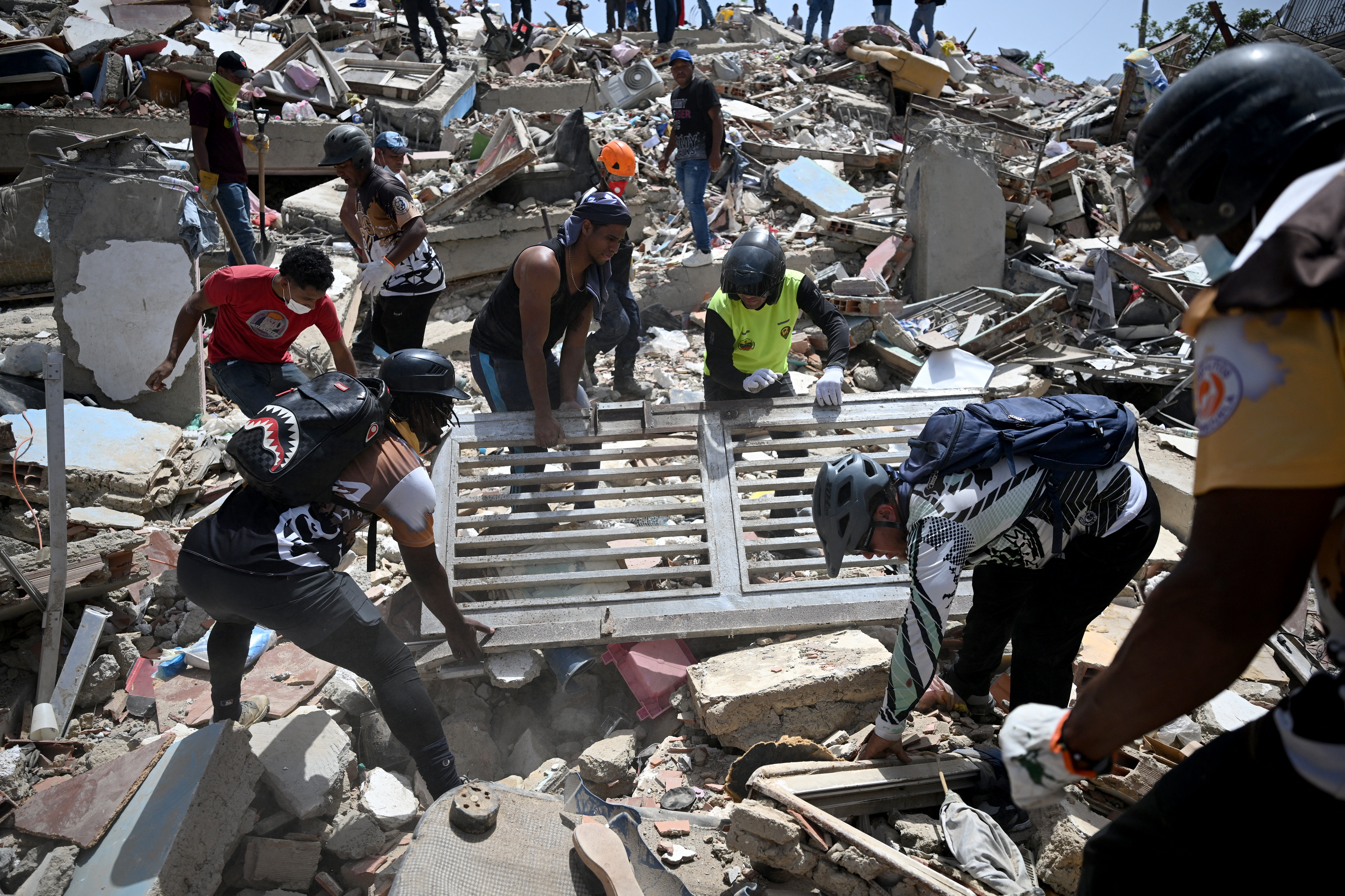 Race against time to rescue survivors after Venezuela earthquakes strike