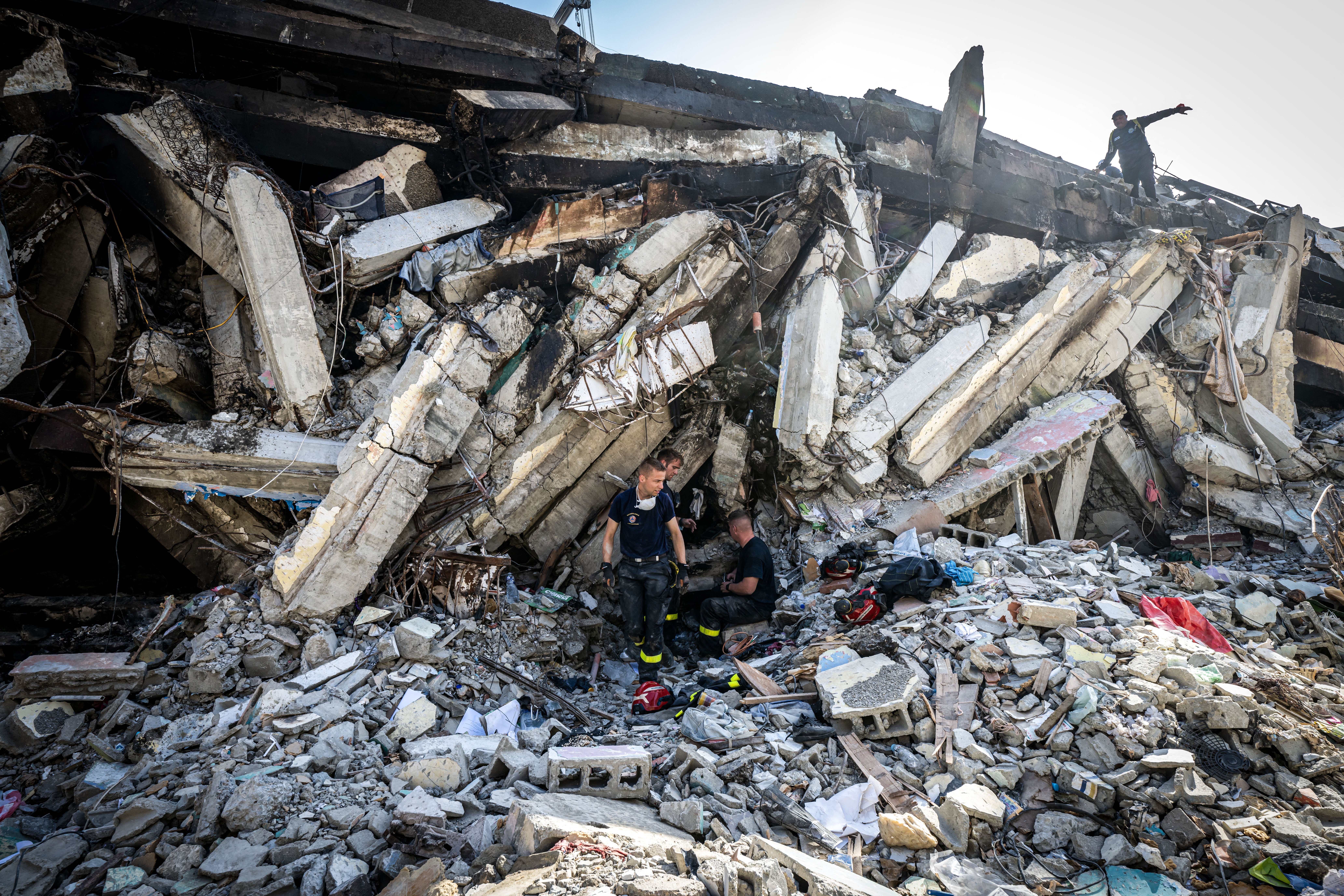 Over 1700 dead in Venezuela after devastating twin earthquakes
