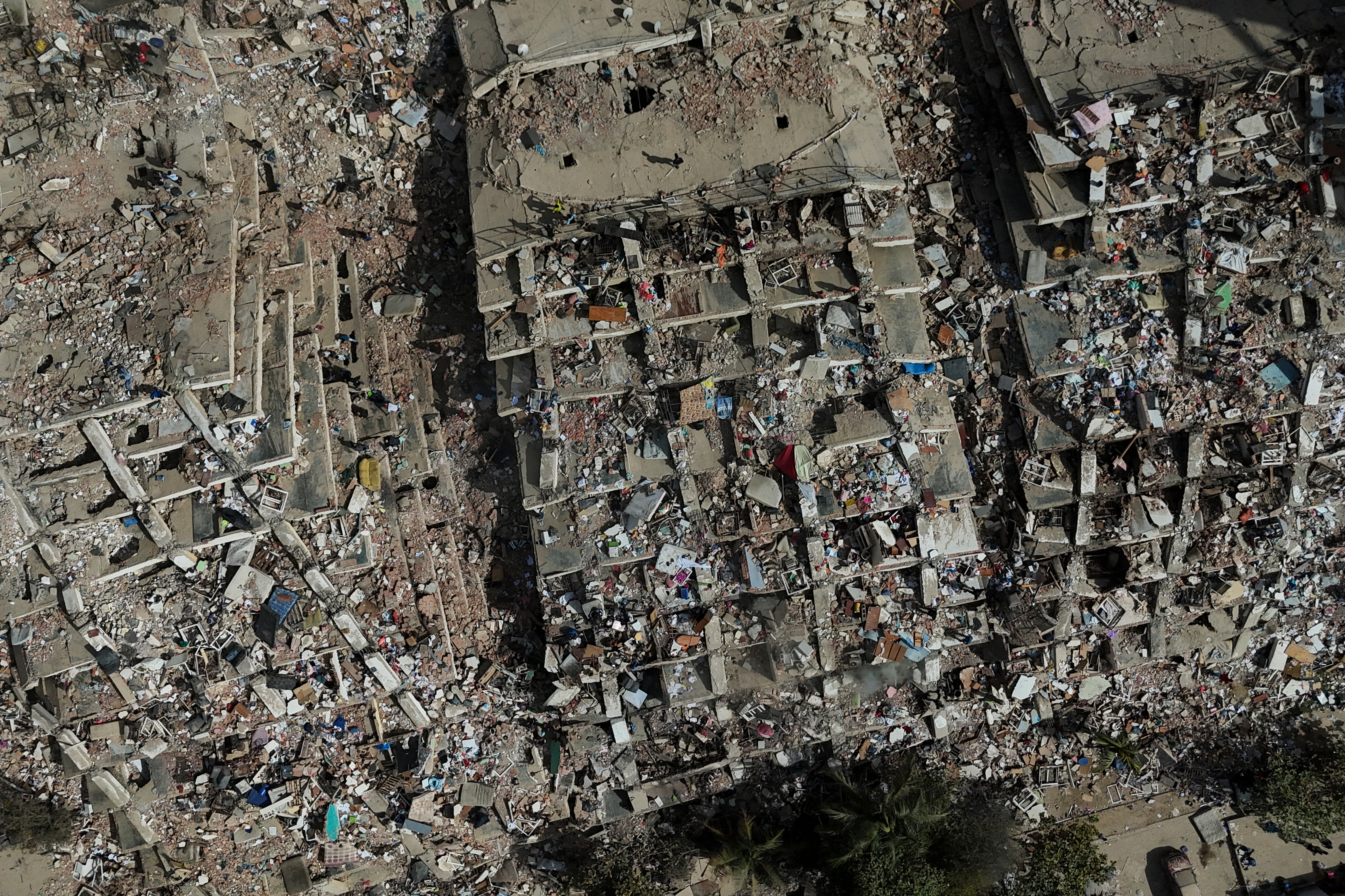 Race against time to rescue survivors after Venezuela earthquakes strike