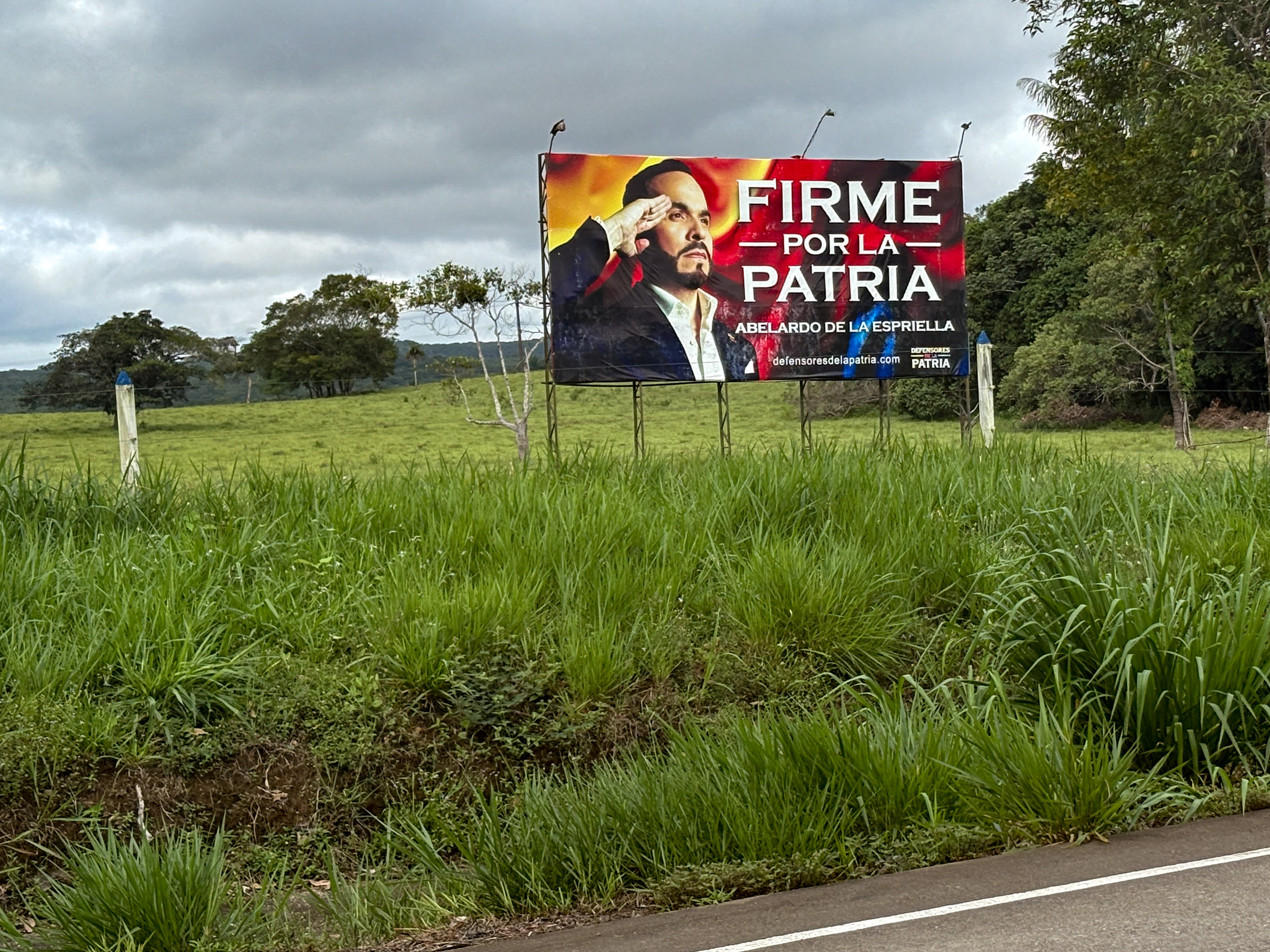 A billboard features Abelardo de la Espriella saluting next to his slogan, "Strong for the Homeland."