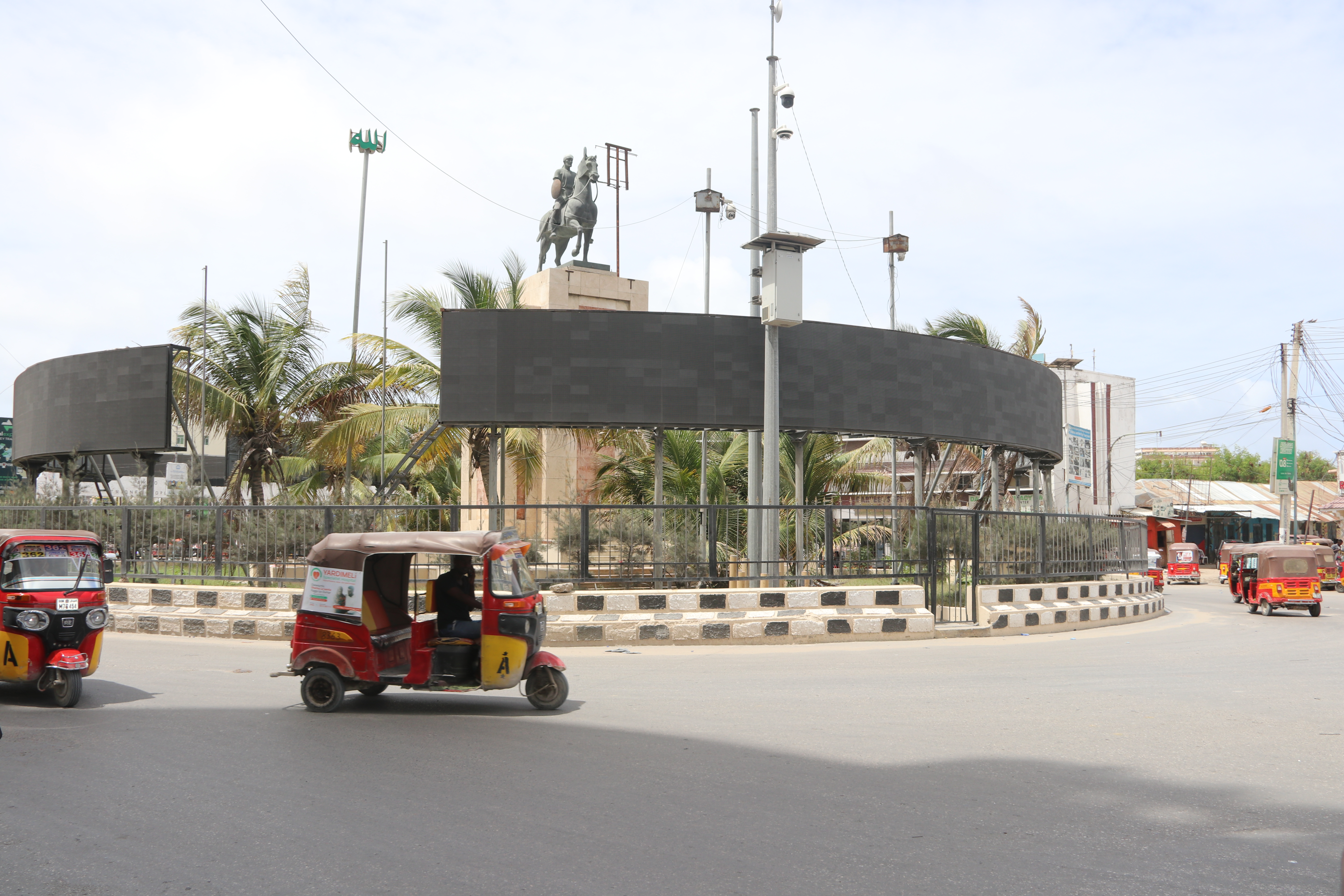 Disruption across parts of Mogadishu began easing Friday as the fighting drew to a close. [Faisal Ali/Al Jazeera]