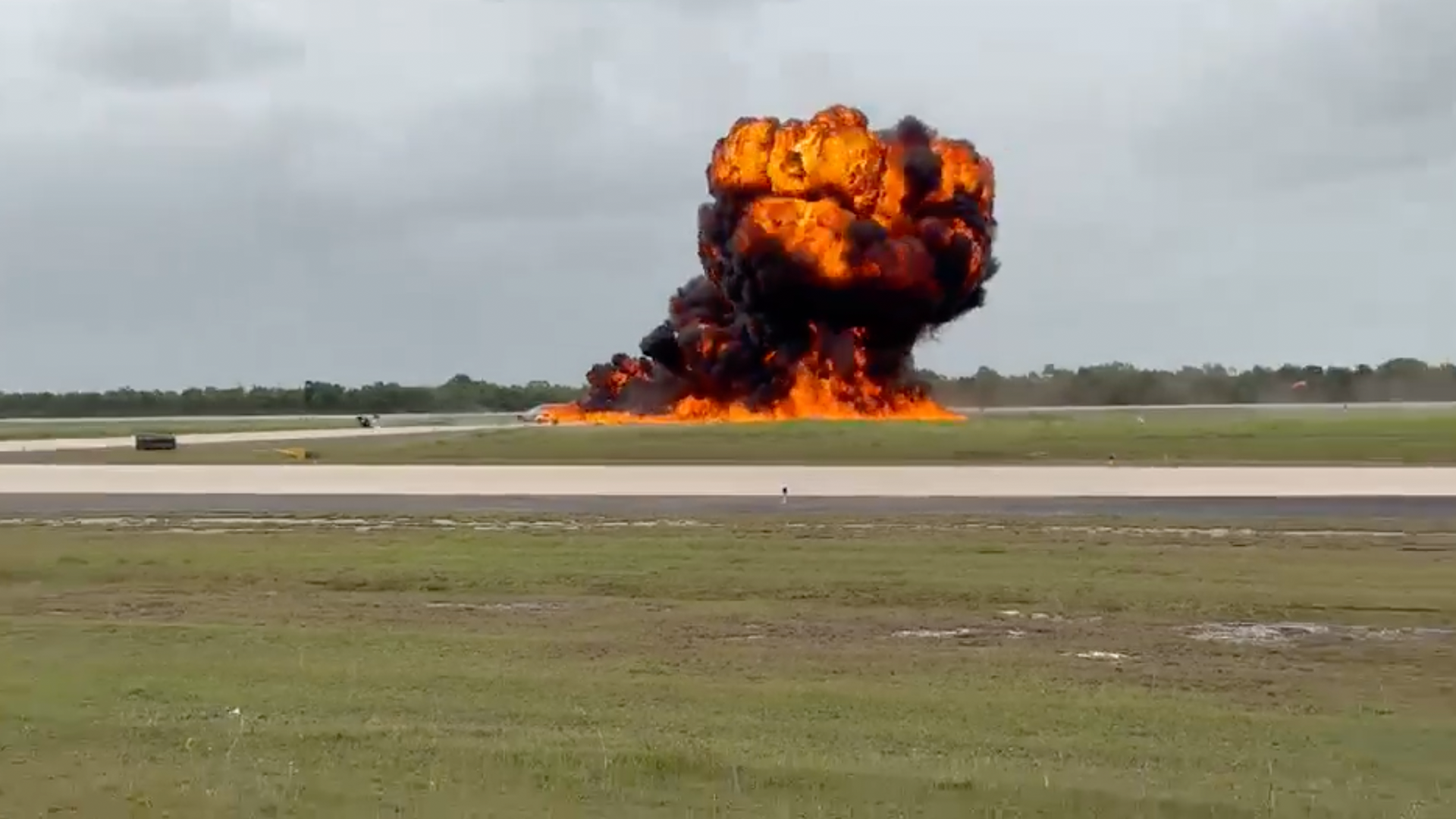 Jet crashes during emergency landing in Dominican Republic