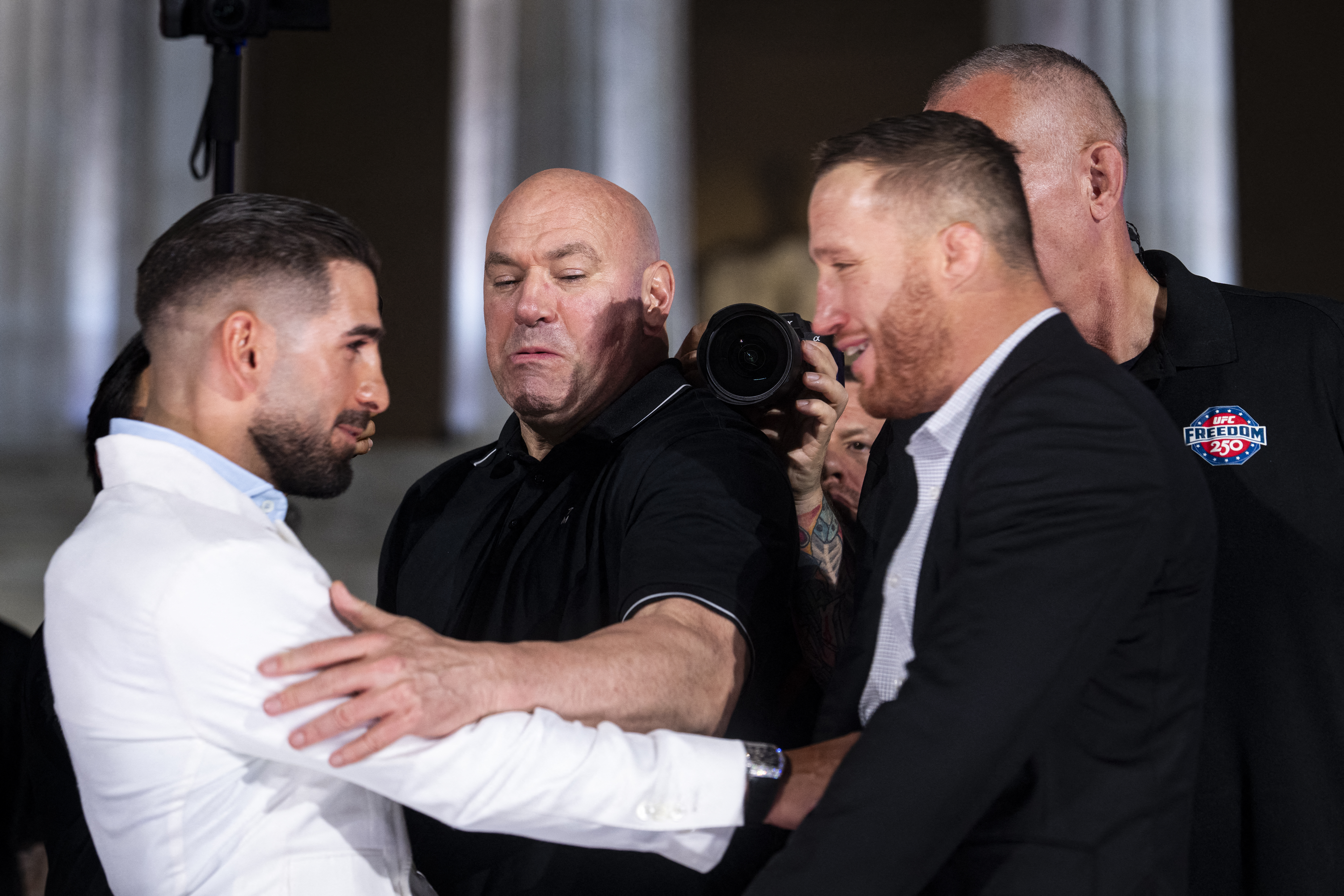 WASHINGTON, DC - JUNE 12: Ultimate Fighting Championship CEO Dana White separates lightweight fighters Ilia Topuria and Justin Gaethje as they face off during a press conference at the Lincoln Memorial ahead of the upcoming UFC Freedom 250 fight on the South Lawn of the White House on June 12, 2026 in Washington, DC. UFC Freedom 250 will take place this Sunday, June 14th. Al Drago/Getty Images/AFP (Photo by Al Drago / GETTY IMAGES NORTH AMERICA / Getty Images via AFP)
