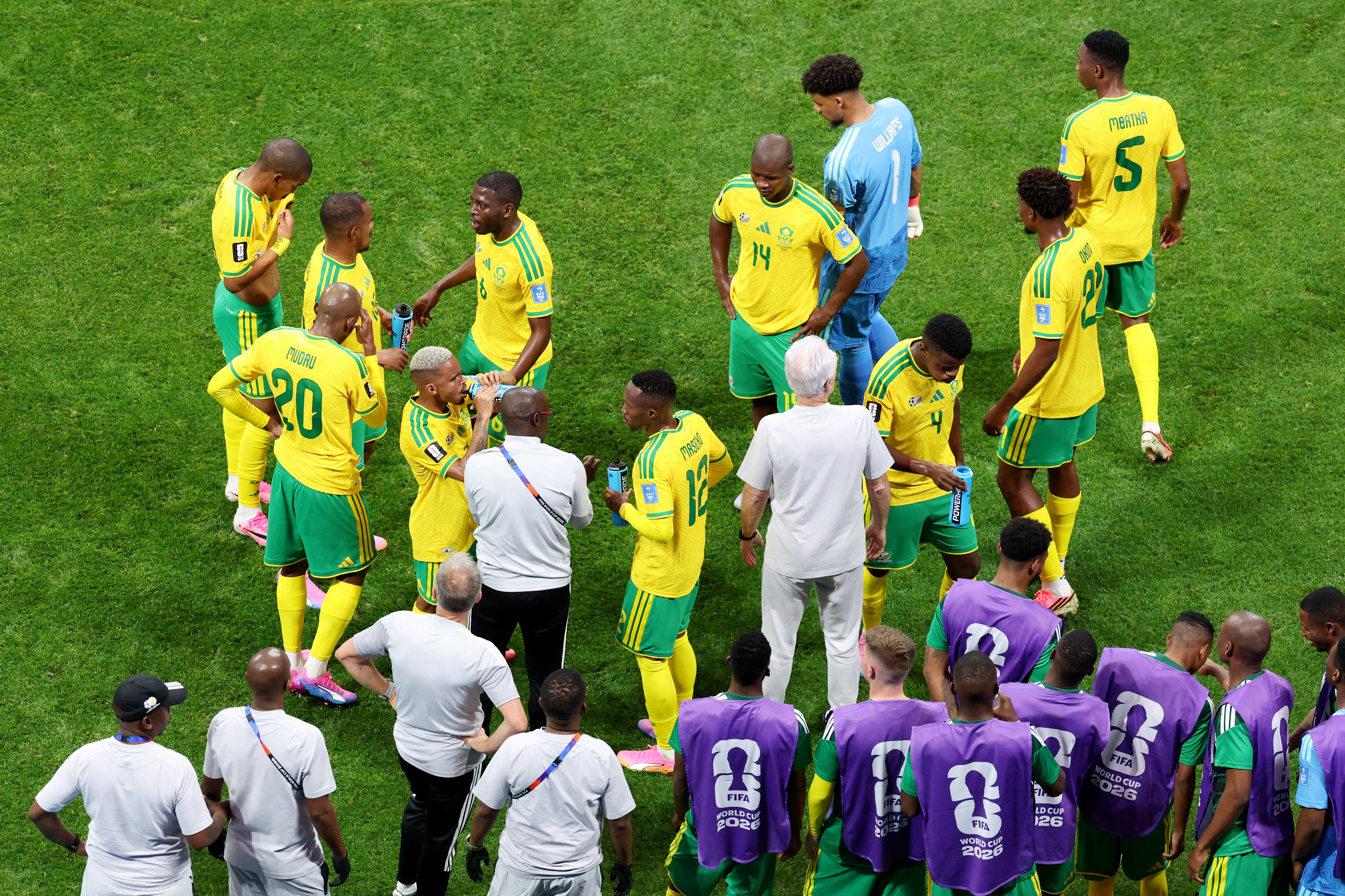 ATLANTA, GEORGIA - JUNE 18: South Africa players take a drink during a hydration break in the FIFA World Cup 2026 Group A match between Czechia and South Africa at Atlanta Stadium on June 18, 2026 in Atlanta, Georgia. Molly Darlington/Getty Images/AFP (Photo by Molly Darlington / GETTY IMAGES NORTH AMERICA / Getty Images via AFP)