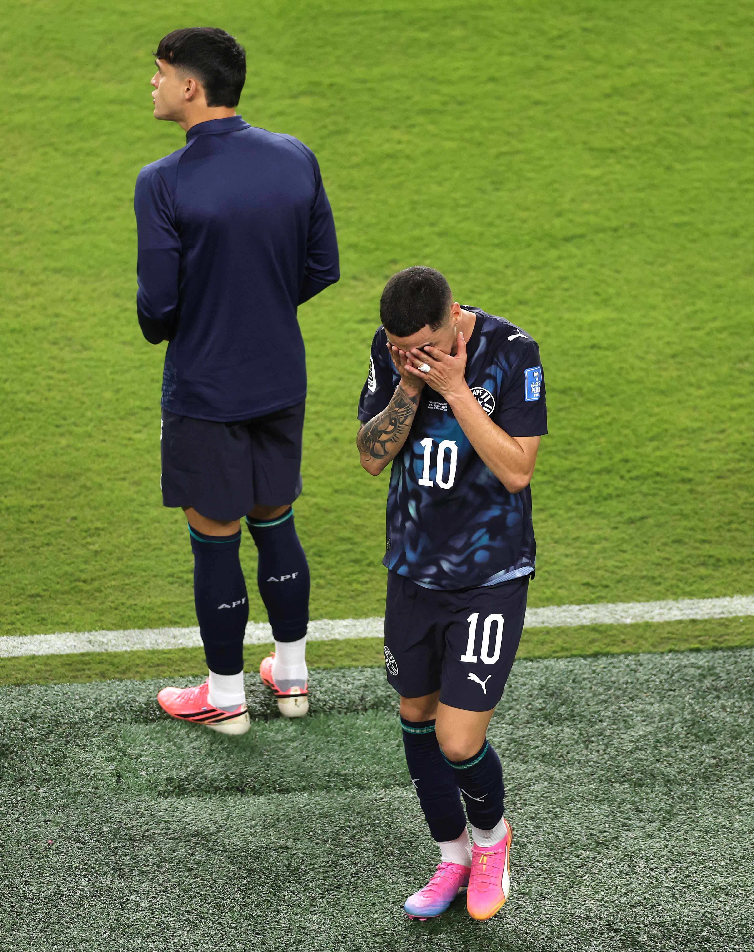 SANTA CLARA, CALIFORNIA - JUNE 19: Miguel Almiron #10 of Paraguay reacts after receiving a red card for covering his mouth while talking to another player during the FIFA World Cup 2026 Group D match between Türkiye and Paraguay at San Francisco Bay Area Stadium on June 19, 2026 in Santa Clara, California. Stu Forster/Getty Images/AFP (Photo by Stu Forster / GETTY IMAGES NORTH AMERICA / Getty Images via AFP)