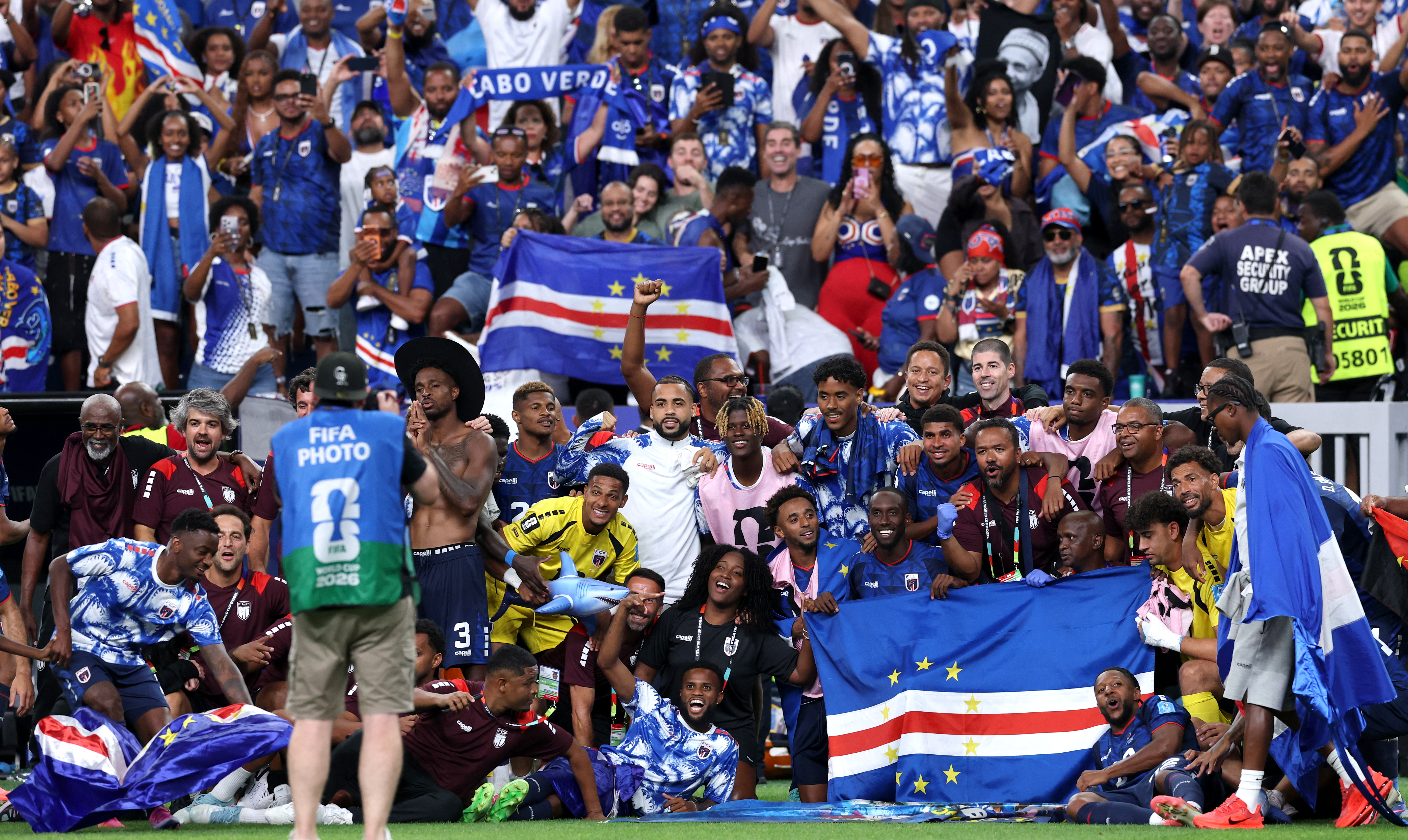 HOUSTON, TEXAS - JUNE 26: Cabo Verde players celebrate after the 0-0 draw during the FIFA World Cup 2026 Group H match between Cabo Verde and Saudi Arabia at Houston Stadium on June 26, 2026 in Houston, Texas. Michael Steele/Getty Images/AFP (Photo by MICHAEL STEELE / GETTY IMAGES NORTH AMERICA / Getty Images via AFP)