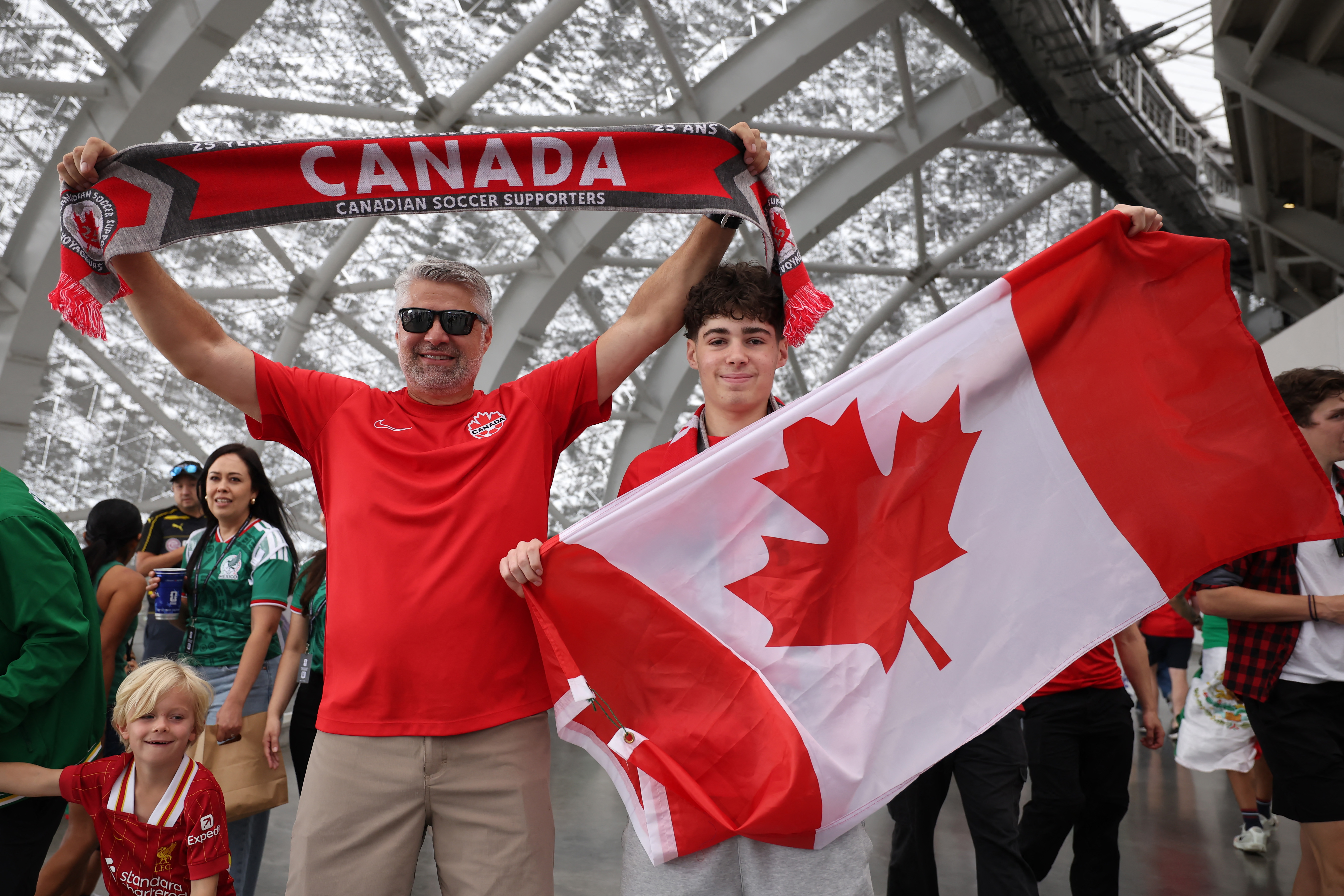 INGLEWOOD, CALIFORNIA - JUNE 28: Fans of Canada pose for a photograph inside the stadium before the FIFA World Cup 2026 Round Of 32 match between South Africa and Canada at Los Angeles Stadium on June 28, 2026 in Inglewood, California. Alex Grimm/Getty Images/AFP (Photo by ALEX GRIMM / GETTY IMAGES NORTH AMERICA / Getty Images via AFP)