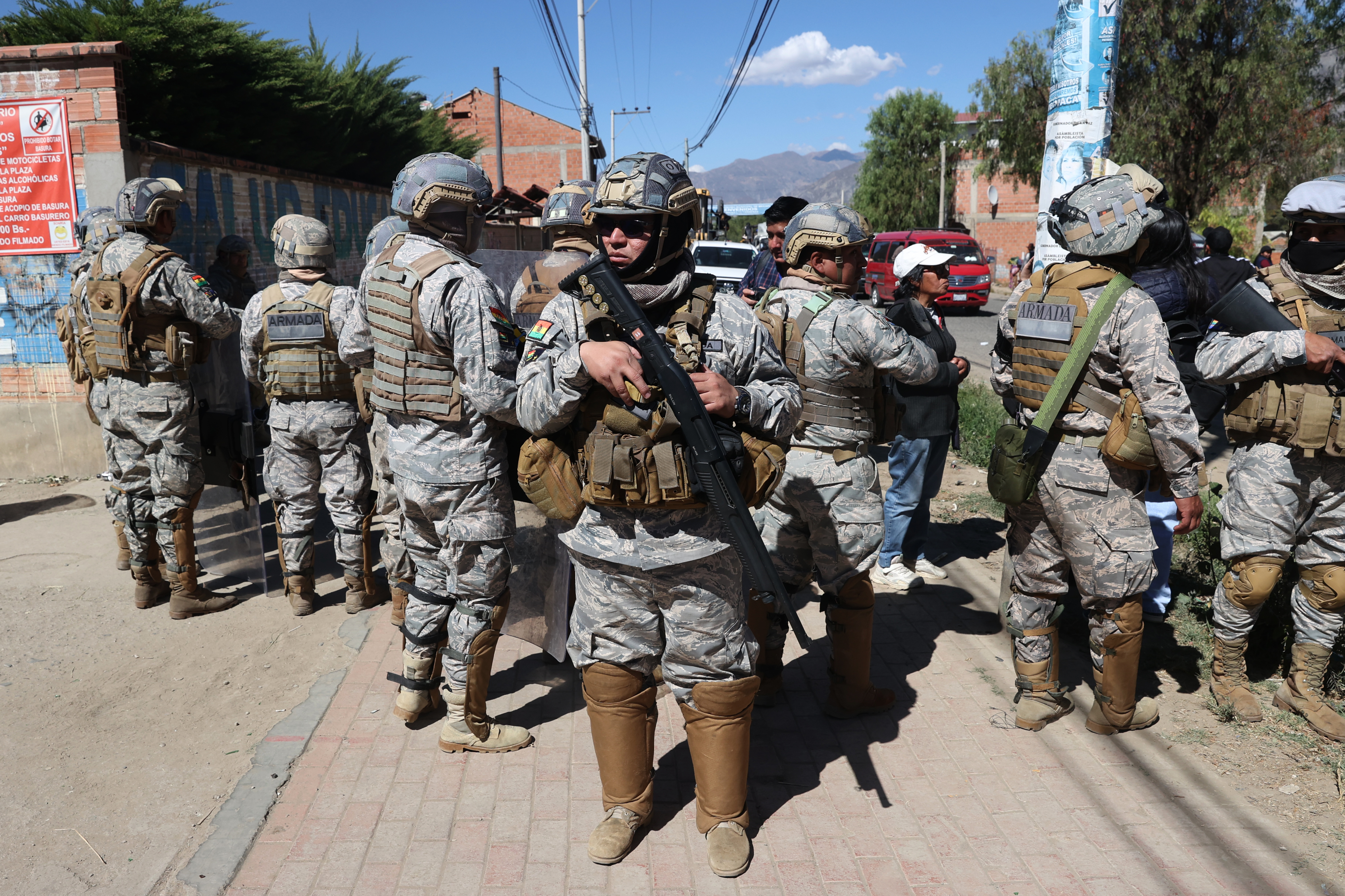 epa13018904 Members of the Bolivian Armed Forces provide security during an operation to clear a road in the municipality of Carreras, Bolivia, 05 June 2026. Dozens of police and military personnel, with support from civilians, cleared the road connecting La Paz to the Rio Abajo region, a major food-producing area, where groups demanding the resignation of President Rodrigo Paz had set up roadblocks. EPA/LUIS GANDARILLAS