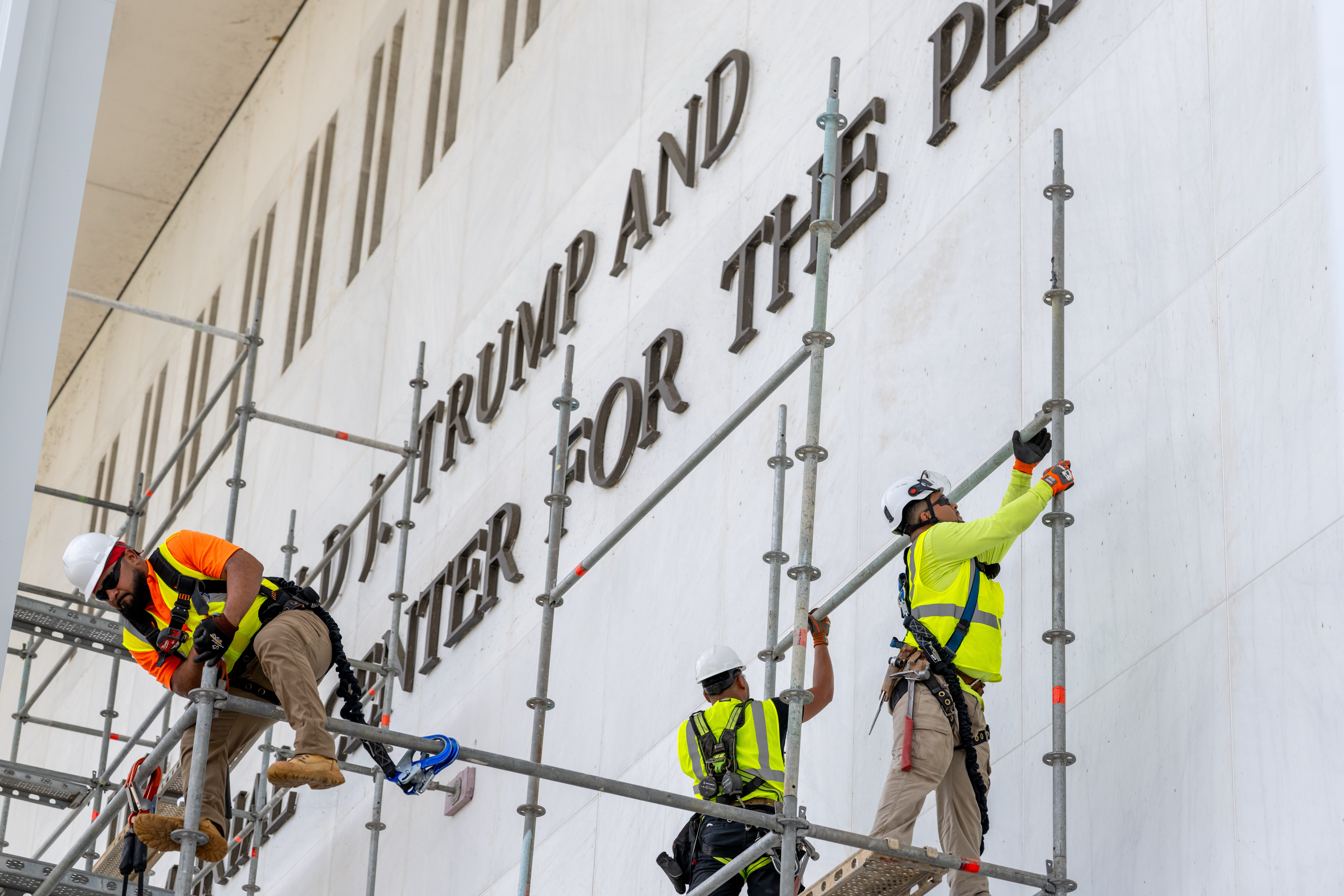 epa13033932 Workers prepare to remove the name of US President Donald J. Trump from the facade of the John F. Kennedy Center for the Performing Arts in Washington, DC, USA, 12 June 2026. The removal comes after a federal judge ruled that the name had been added illegally. EPA/MATT KAMINSKY