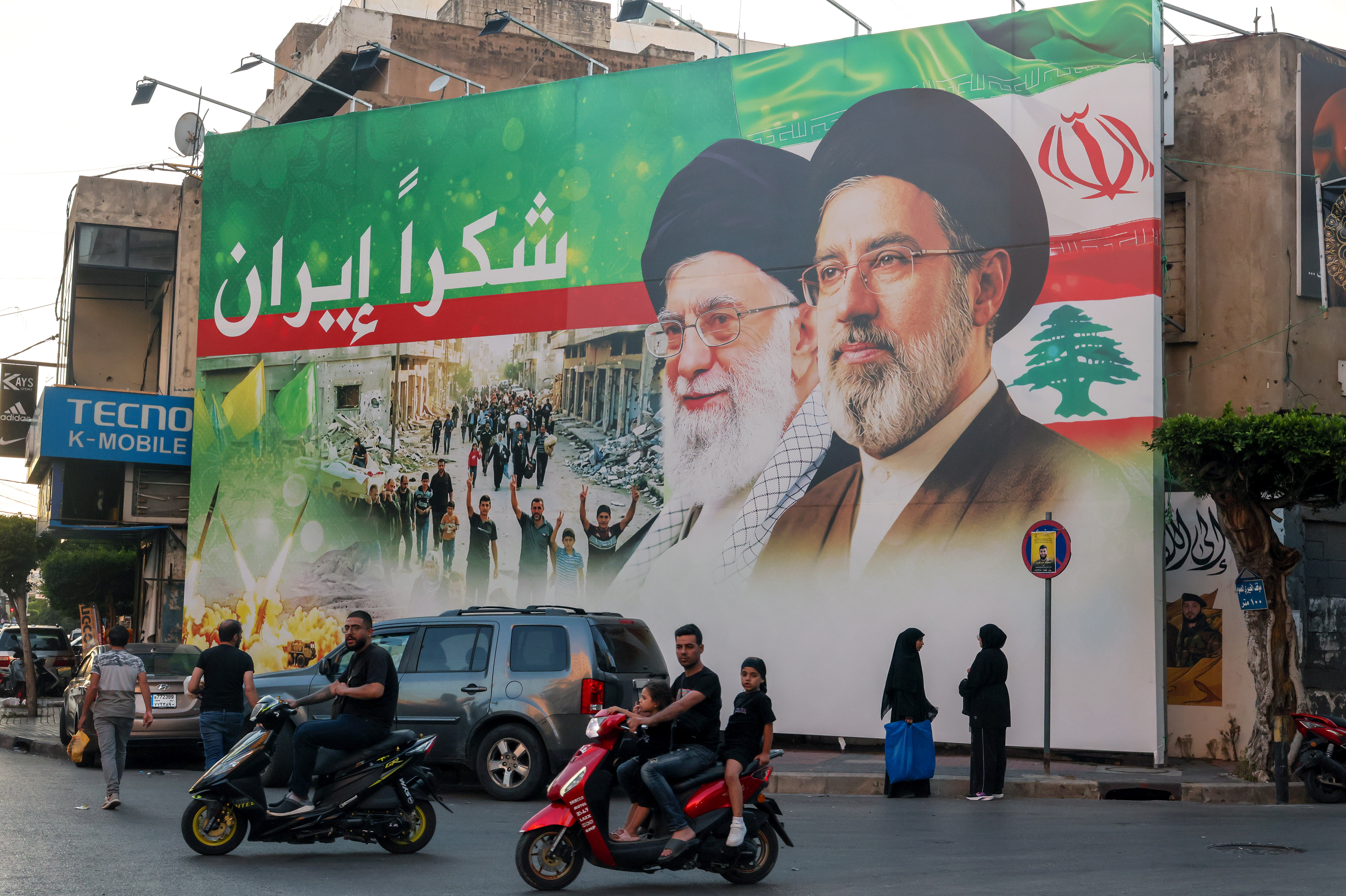 epa13047619 A billboard features portraits of Iran's new Supreme Leader Ayatollah Mojtaba Khamenei (R) and his father, the late Supreme Leader Ayatollah Ali Khamenei (L), with a statement 'Thank you Iran' during Muharram in the southern suburbs of Beirut, Lebanon, 18 June 2026. Shiite Muslims across the world are observing the holy month of Muharram, the first month of the Islamic calendar, which culminates with the celebration of the Ashura festival, commemorating the martyrdom of Imam Hussein, a grandson of the Prophet Muhammad, in the Iraqi city of Karbala in the seventh century. EPA/WAEL HAMZEH