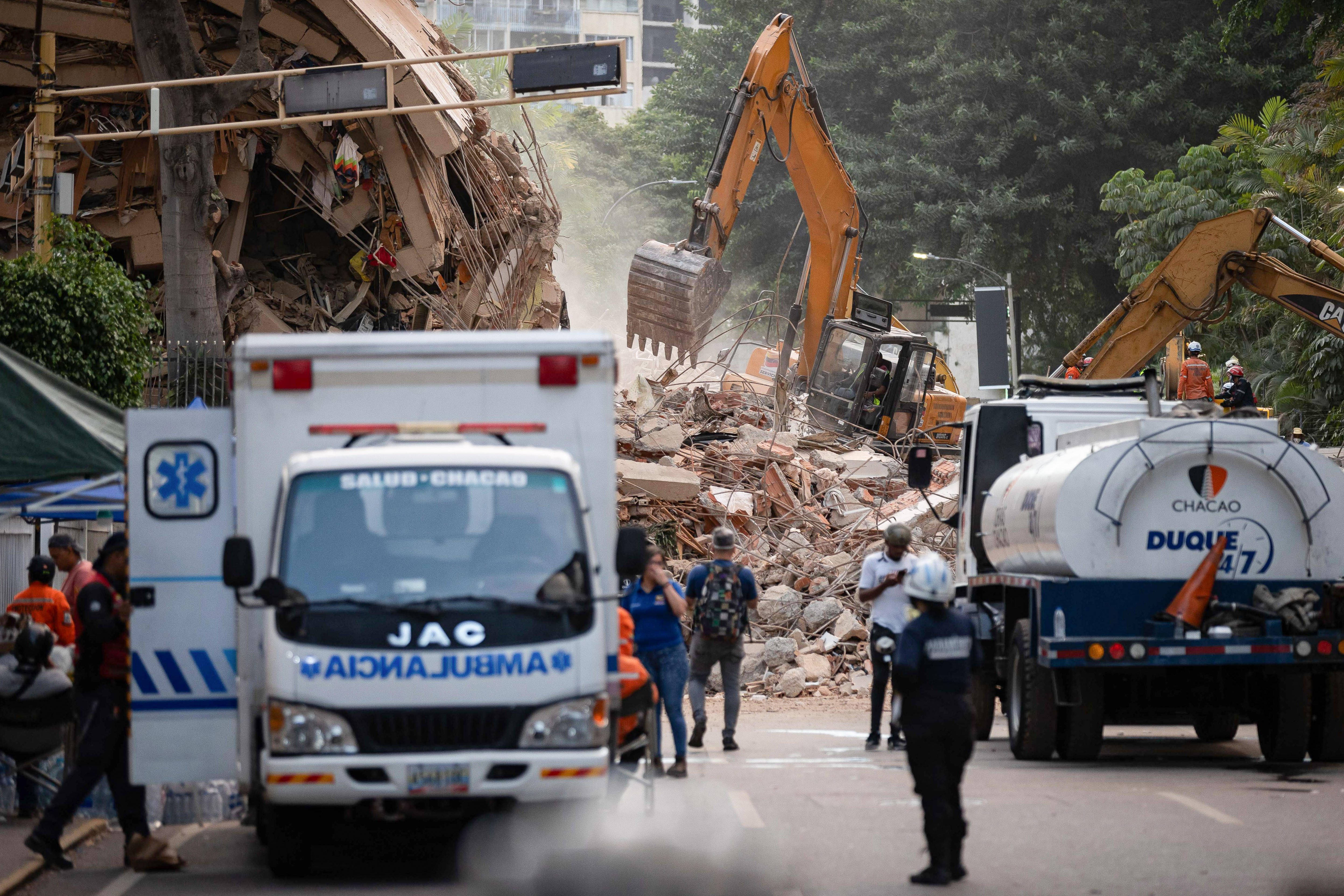 epa13065516 Rescue workers work at the scene in an earthquake-affected area of Caracas, Venezuela, 25 June 2026. The Venezuelan government said the death toll had risen to at least 235 and the number of injured to at least 4,300 following two powerful earthquakes, measuring magnitudes 7.2 and 7.5, that caused particularly severe devastation in La Guaira state. EPA/Ronald Peña R