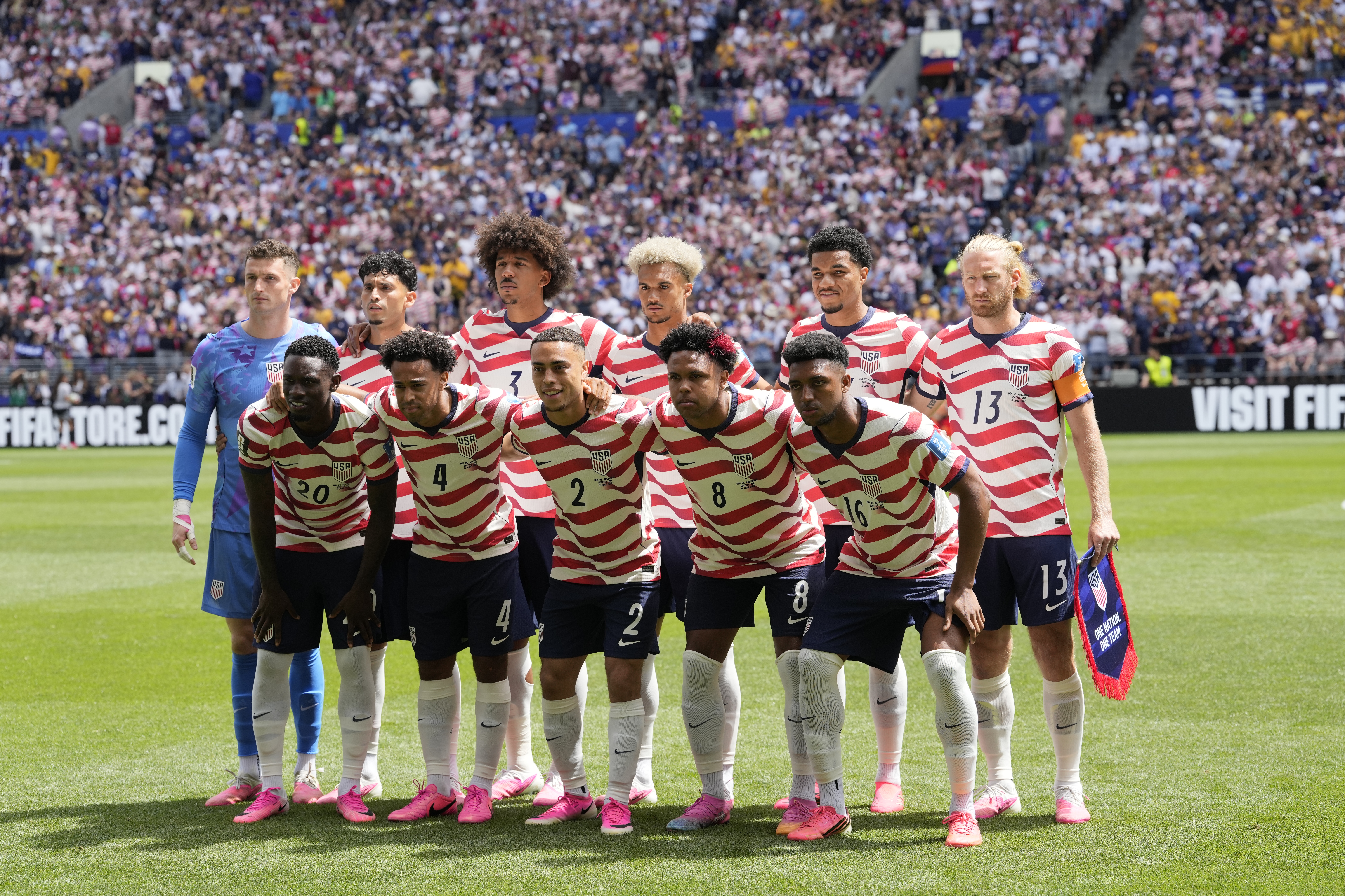 epa13050223 USA starting eleven players line up for the team photo prior the FIFA World Cup 2026 group stage match USA against Australia, in Seattle, USA, 19 June 2026. EPA/STEPHEN BRASHEAR