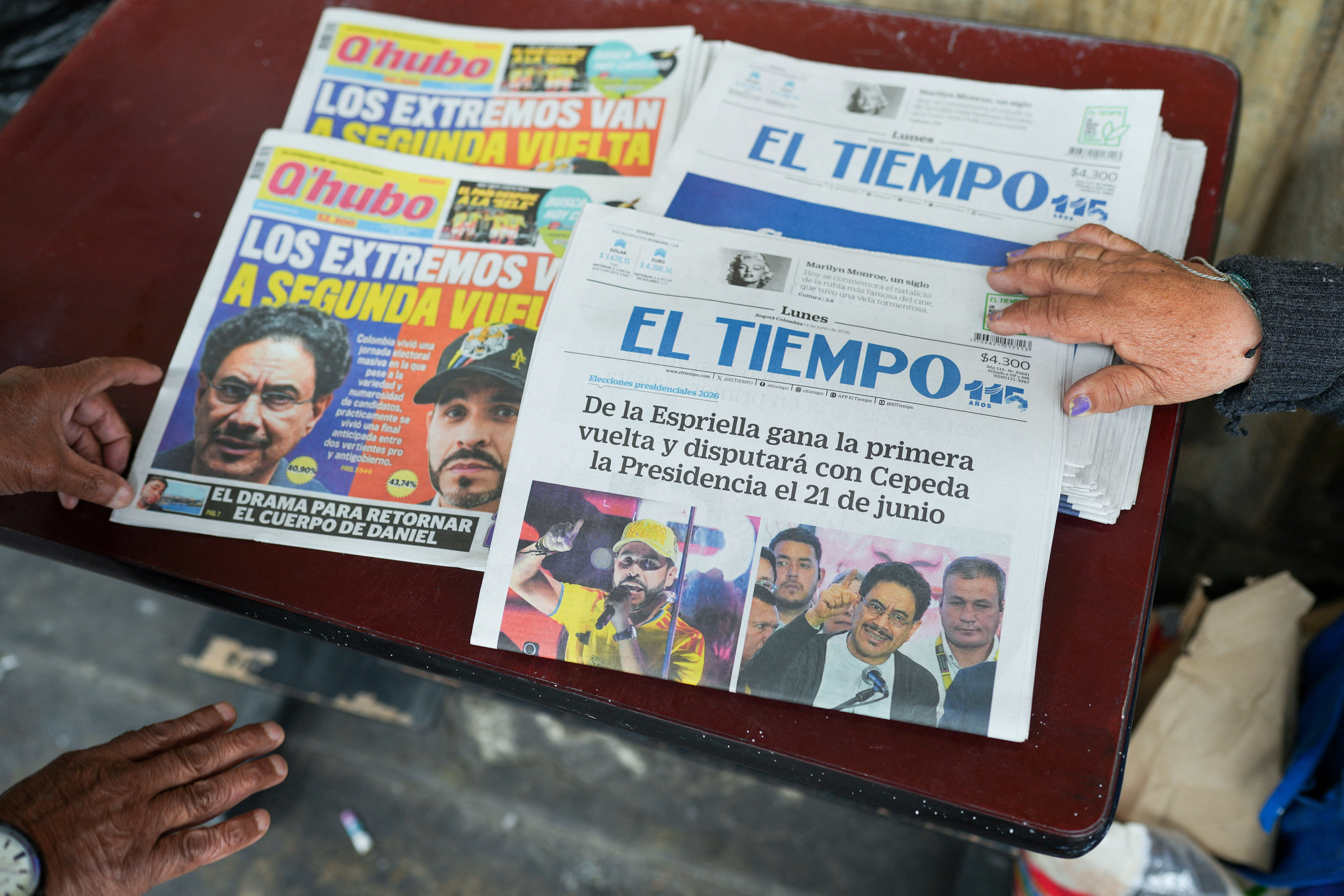 Newspapers at a newsstand show the results of the first round of Colombia's presidential election, in Bogota, Colombia, June 1, 2026. REUTERS/Enea Lebrun