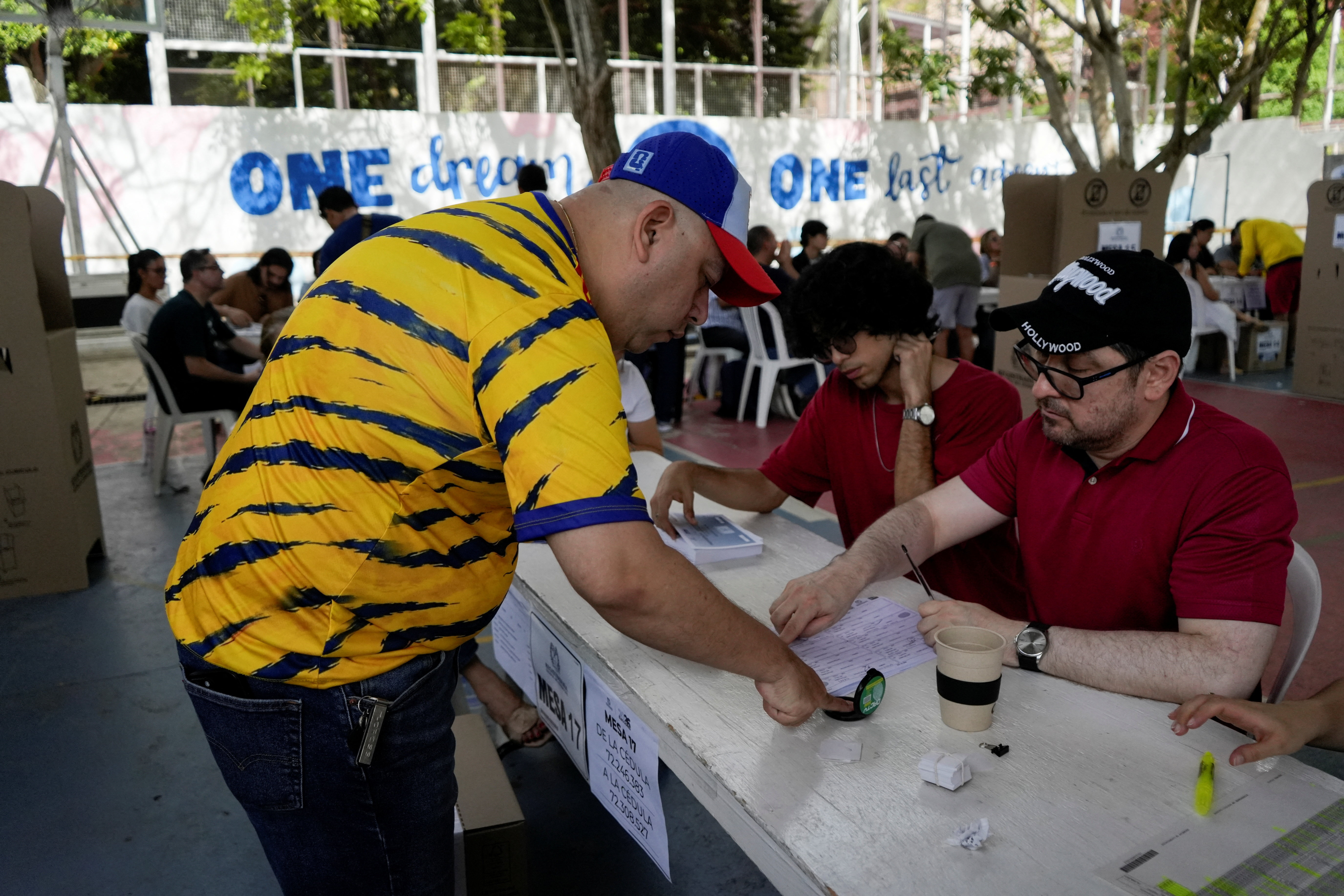 A man votes in a runoff between right-wing presidential candidate Abelardo De La Espriella and leftist candidate Ivan Cepeda, in Barranquilla, Colombia, June 21, 2026. REUTERS/Charlie Cordero