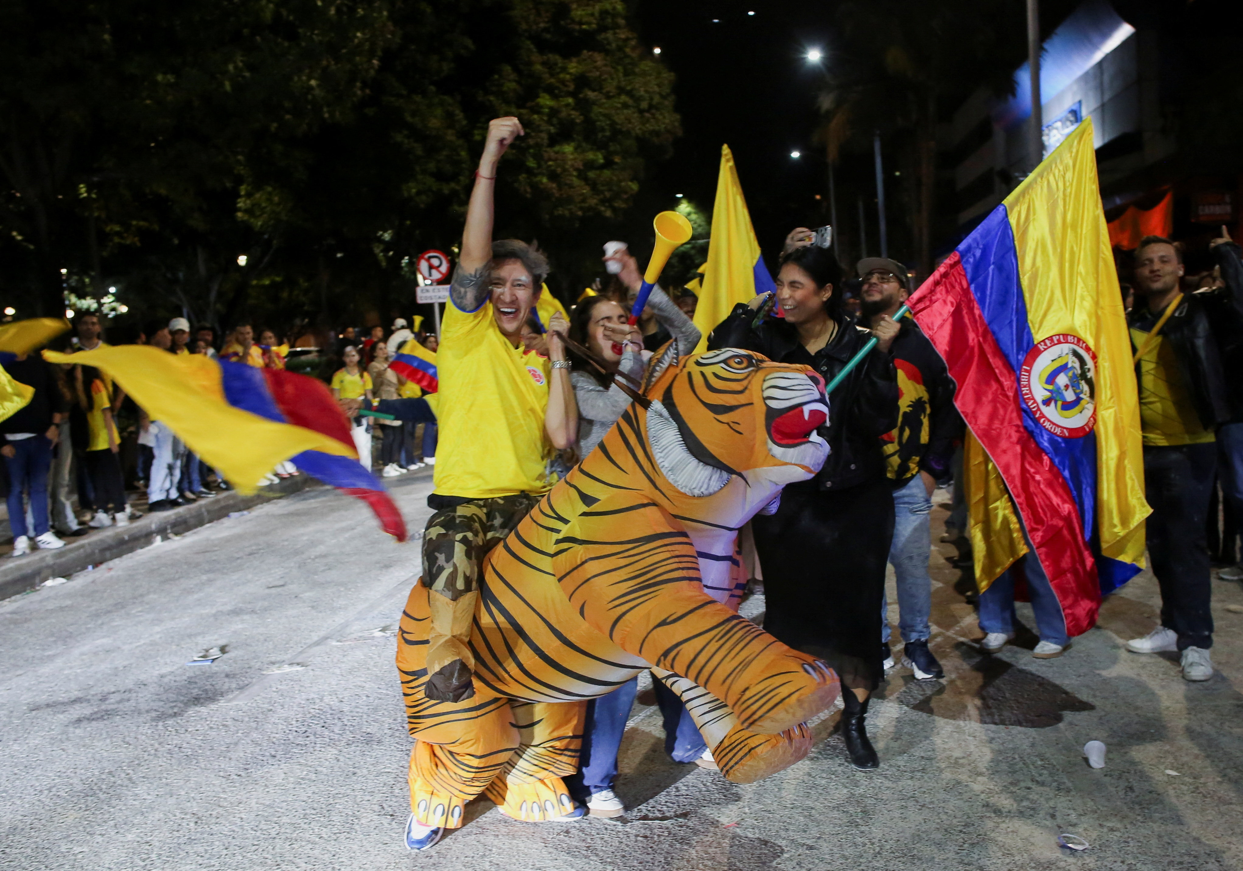 Supporters of Colombia's right-wing presidential candidate Abelardo De La Espriella gather as they celebrate after the preliminary runoff results against leftist candidate Ivan Cepeda, in Bogota, Colombia, June 21, 2026. REUTERS/Juan David Duque REFILE - QUALITY REPEAT