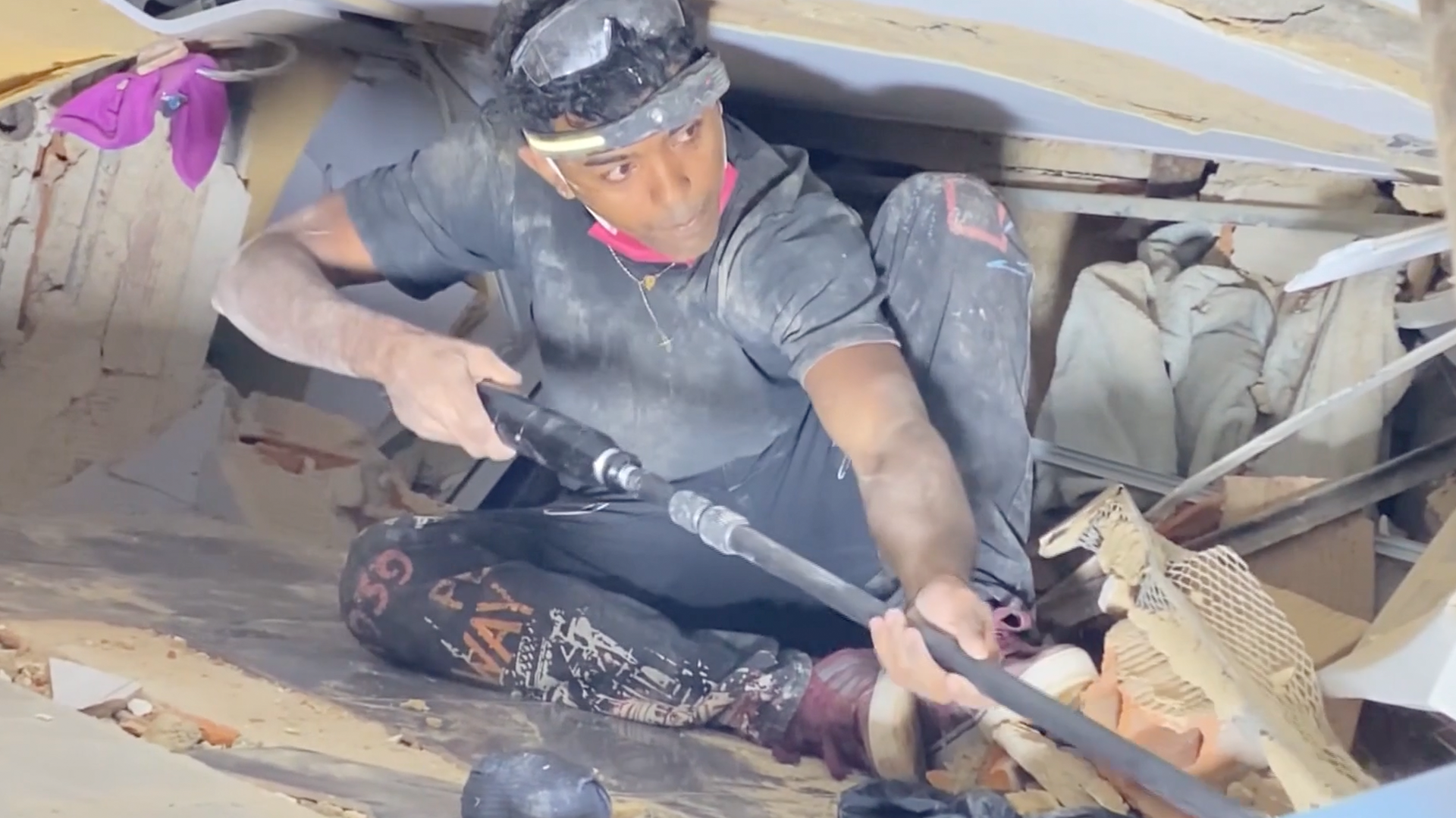 Venezuela rescuers race against the clock to find more survivors